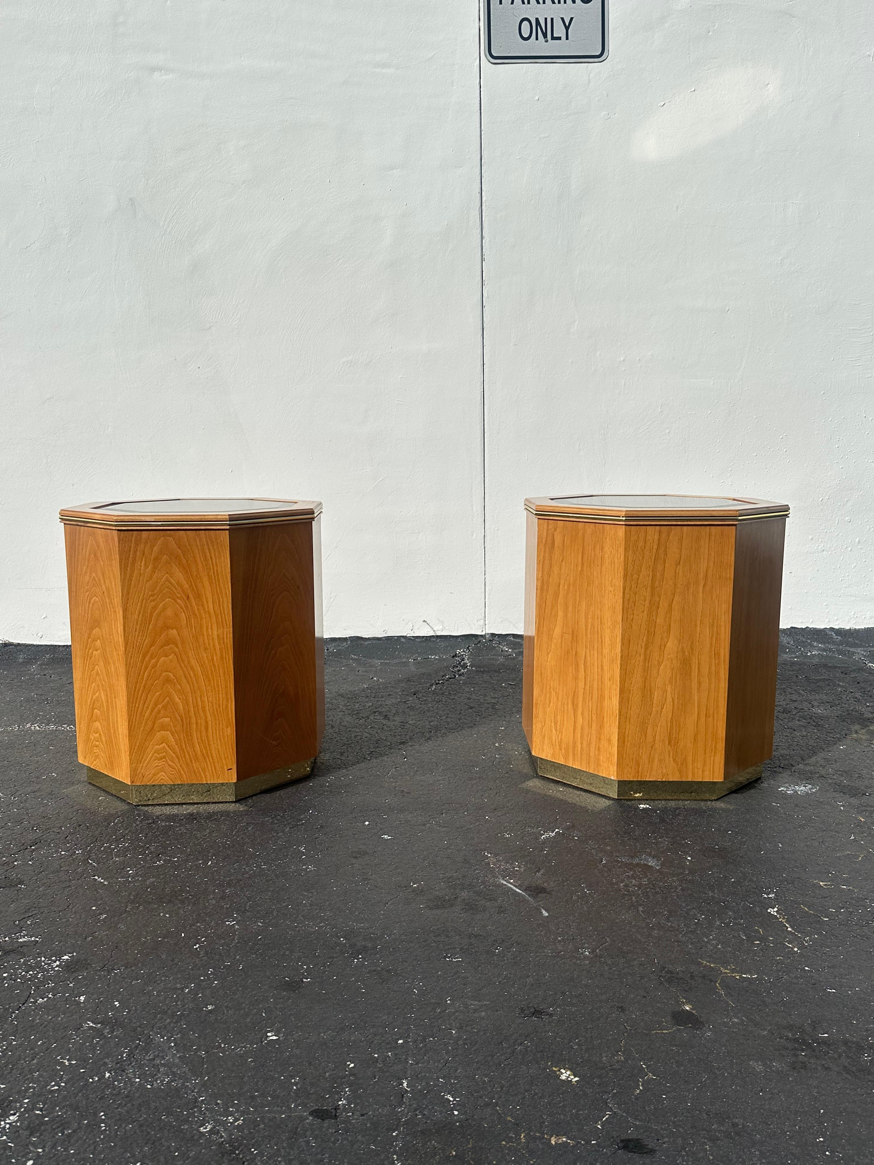 Americano Tavolini esagonali con piedistallo a specchio di Milo Buaghman degli anni '80, set di 2 in vendita