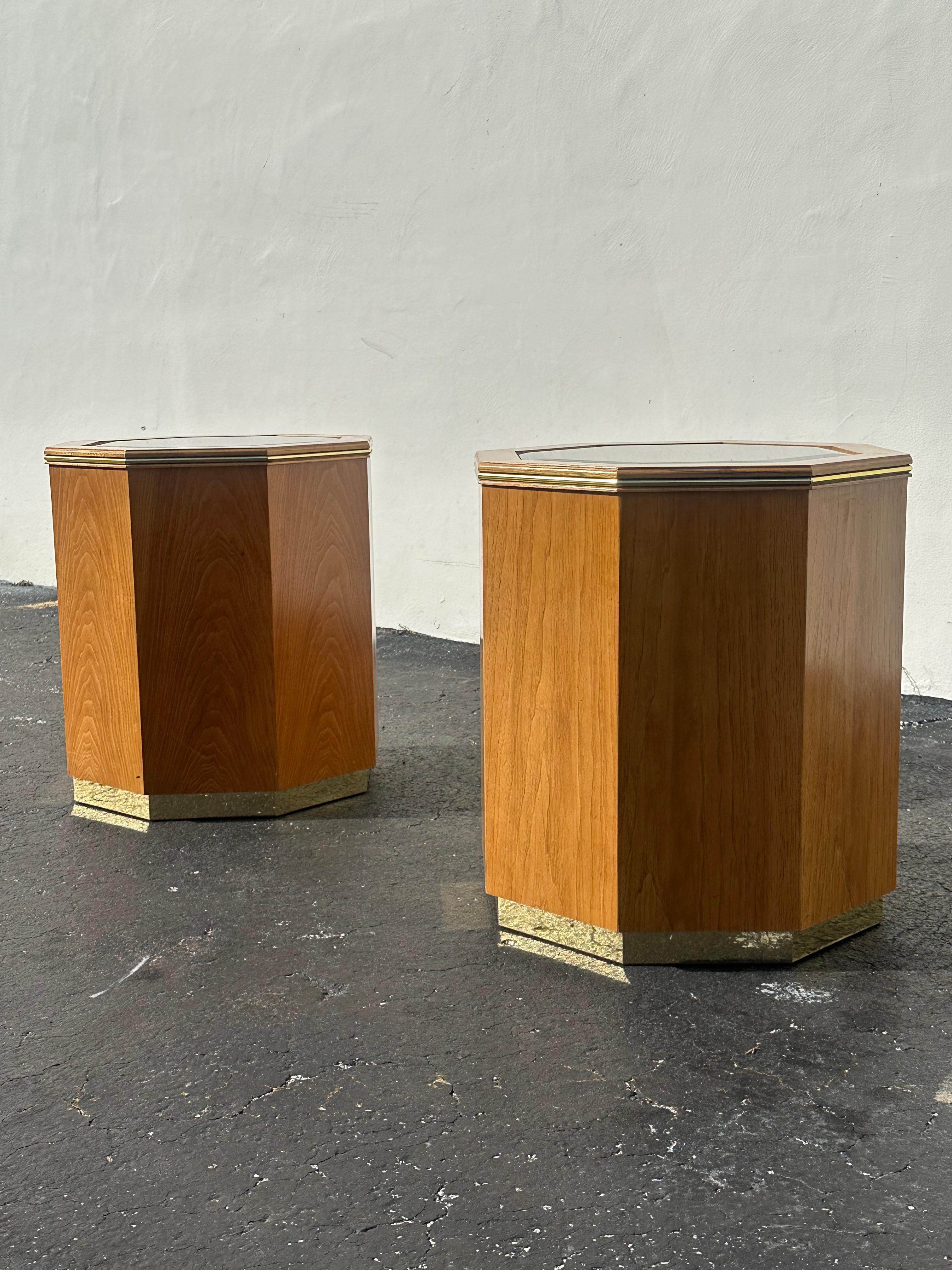 Tavolini esagonali con piedistallo a specchio di Milo Buaghman degli anni '80, set di 2 In condizioni buone in vendita a Fort Lauderdale, FL