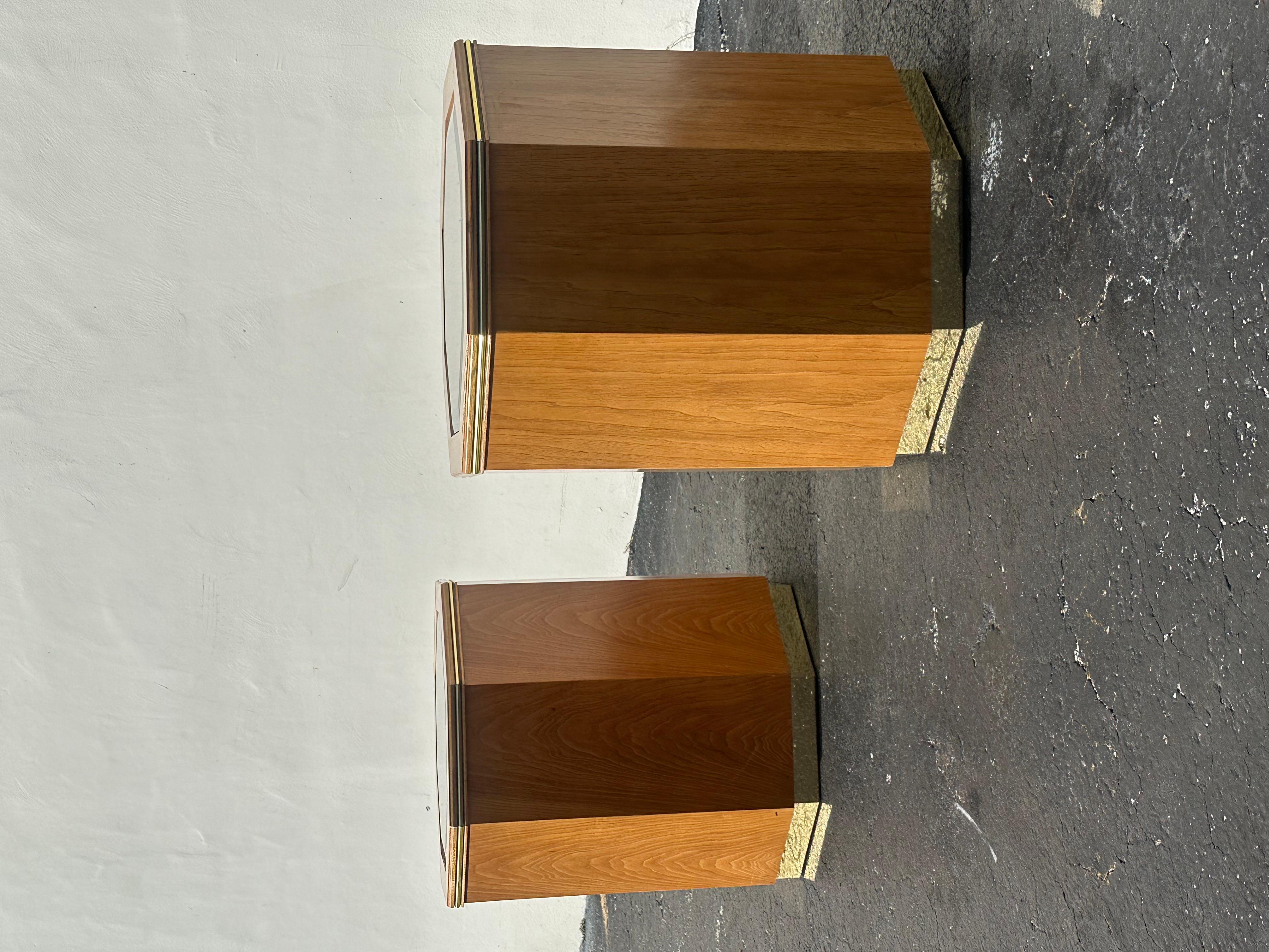 1980s Milo Buaghman Hexagonal Mirrored Pedestal End Tables, Set of 2 In Good Condition For Sale In Fort Lauderdale, FL