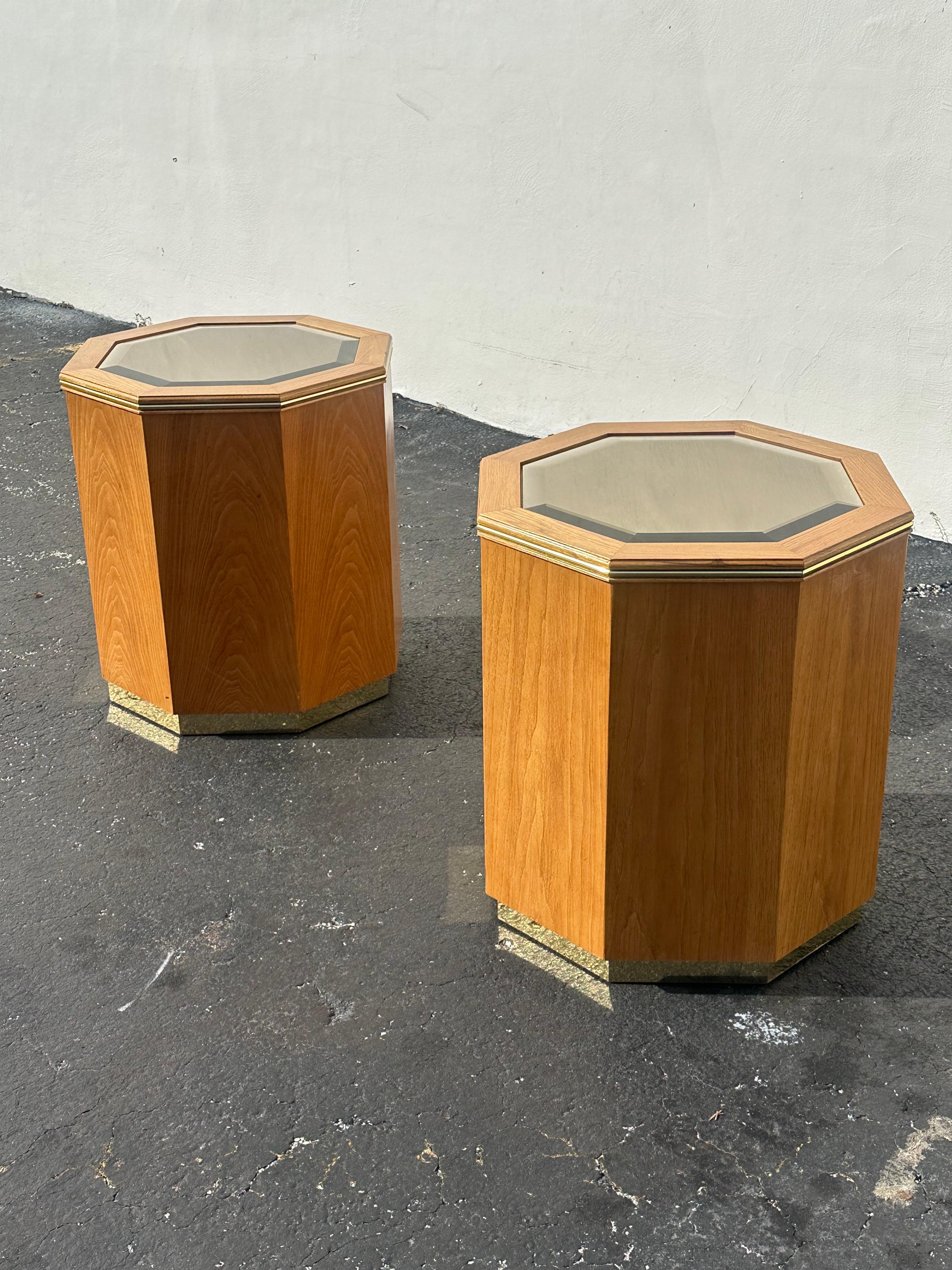 Fine XX secolo Tavolini esagonali con piedistallo a specchio di Milo Buaghman degli anni '80, set di 2 in vendita