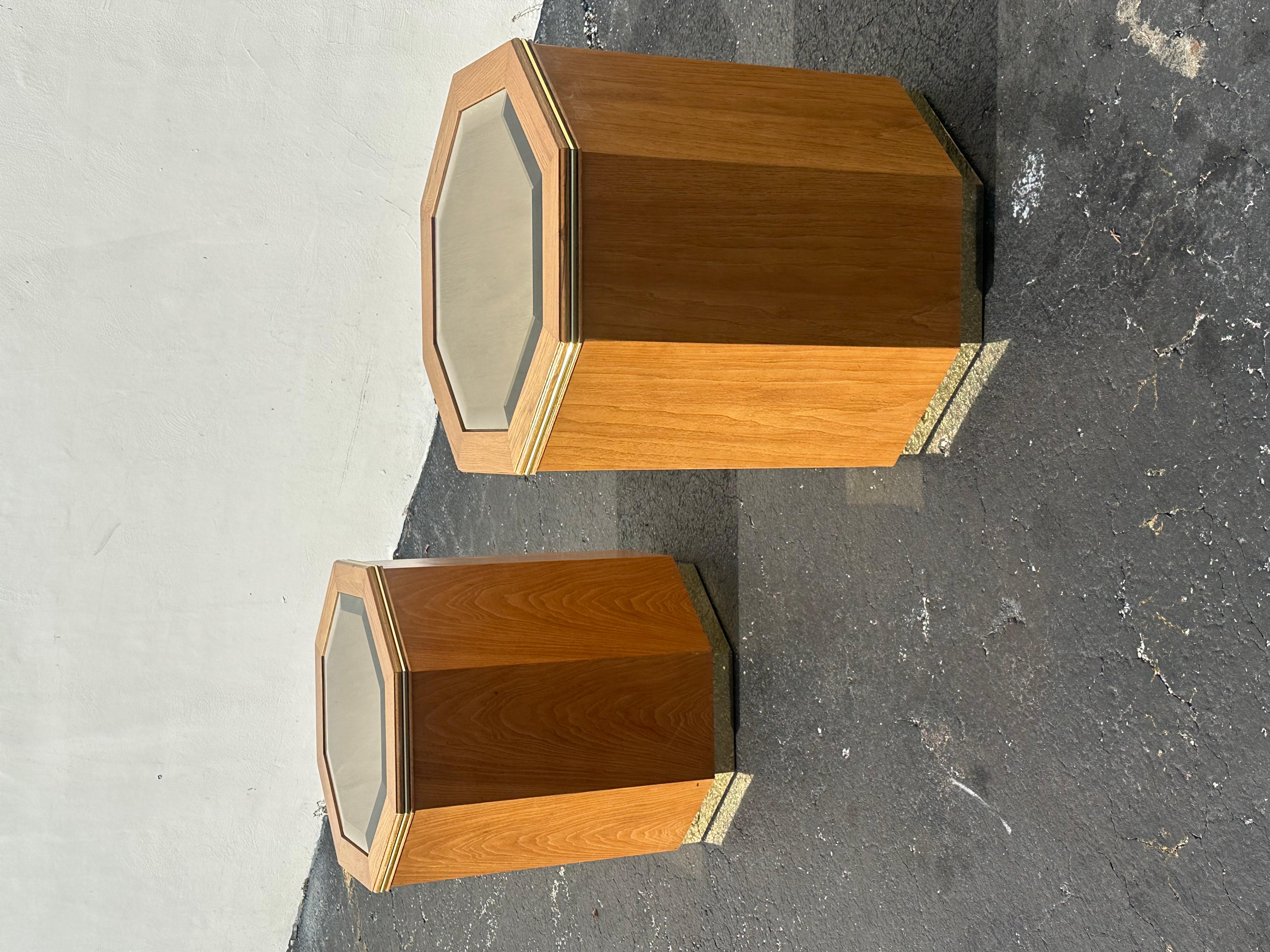 Late 20th Century 1980s Milo Buaghman Hexagonal Mirrored Pedestal End Tables, Set of 2 For Sale