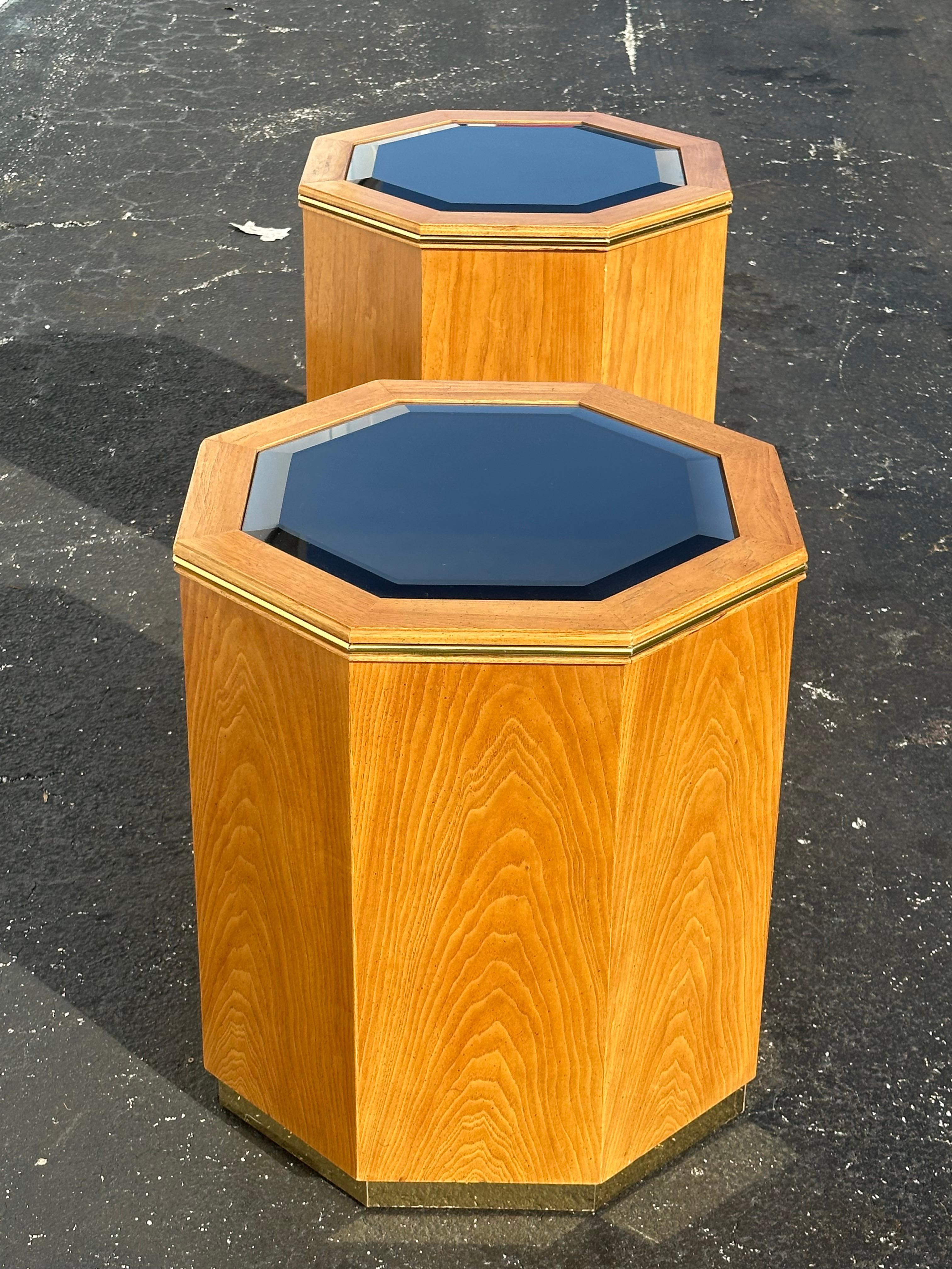 Legno Tavolini esagonali con piedistallo a specchio di Milo Buaghman degli anni '80, set di 2 in vendita