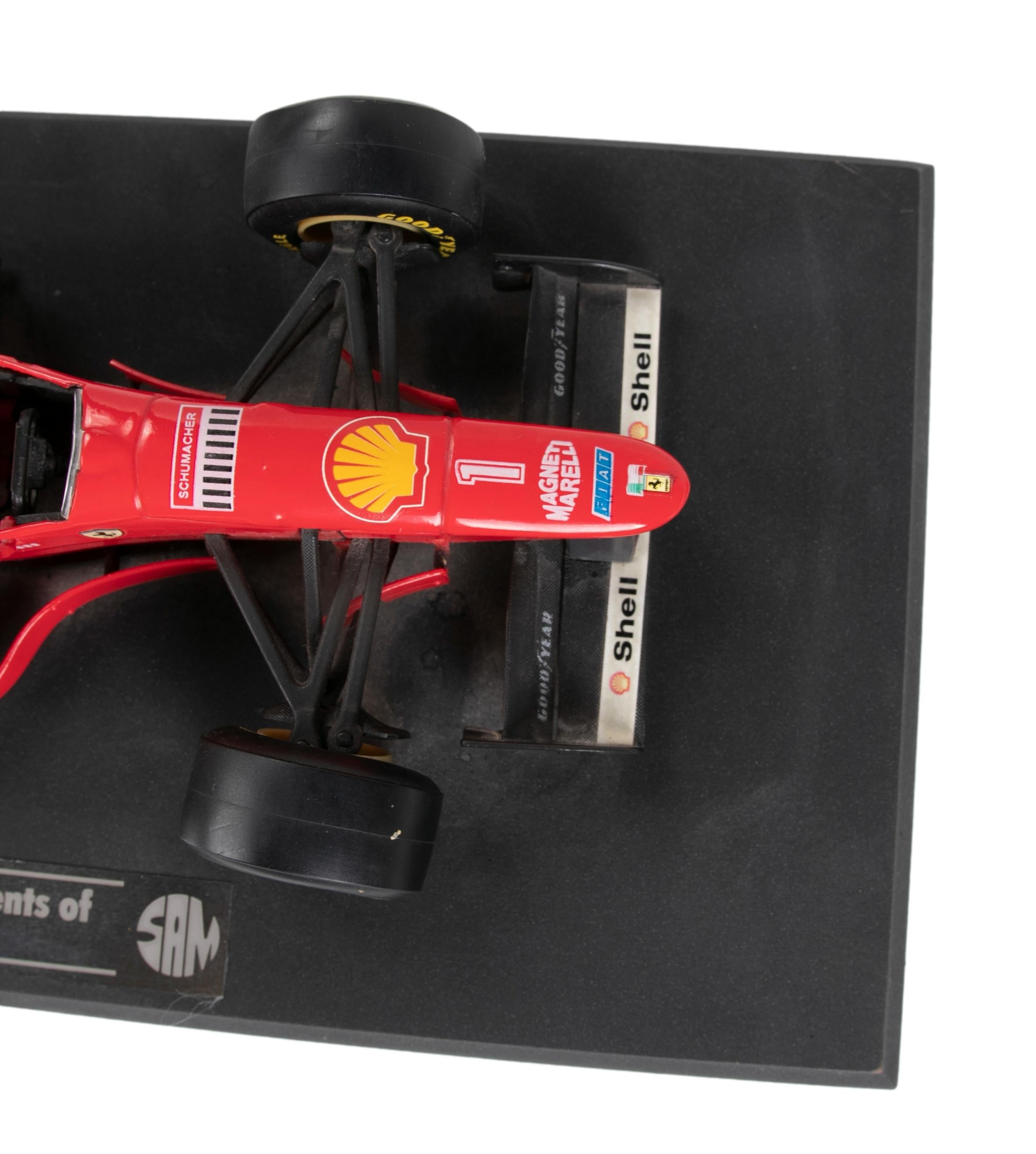 Plastique Voiture miniature Ferrari des années 1980 en vente