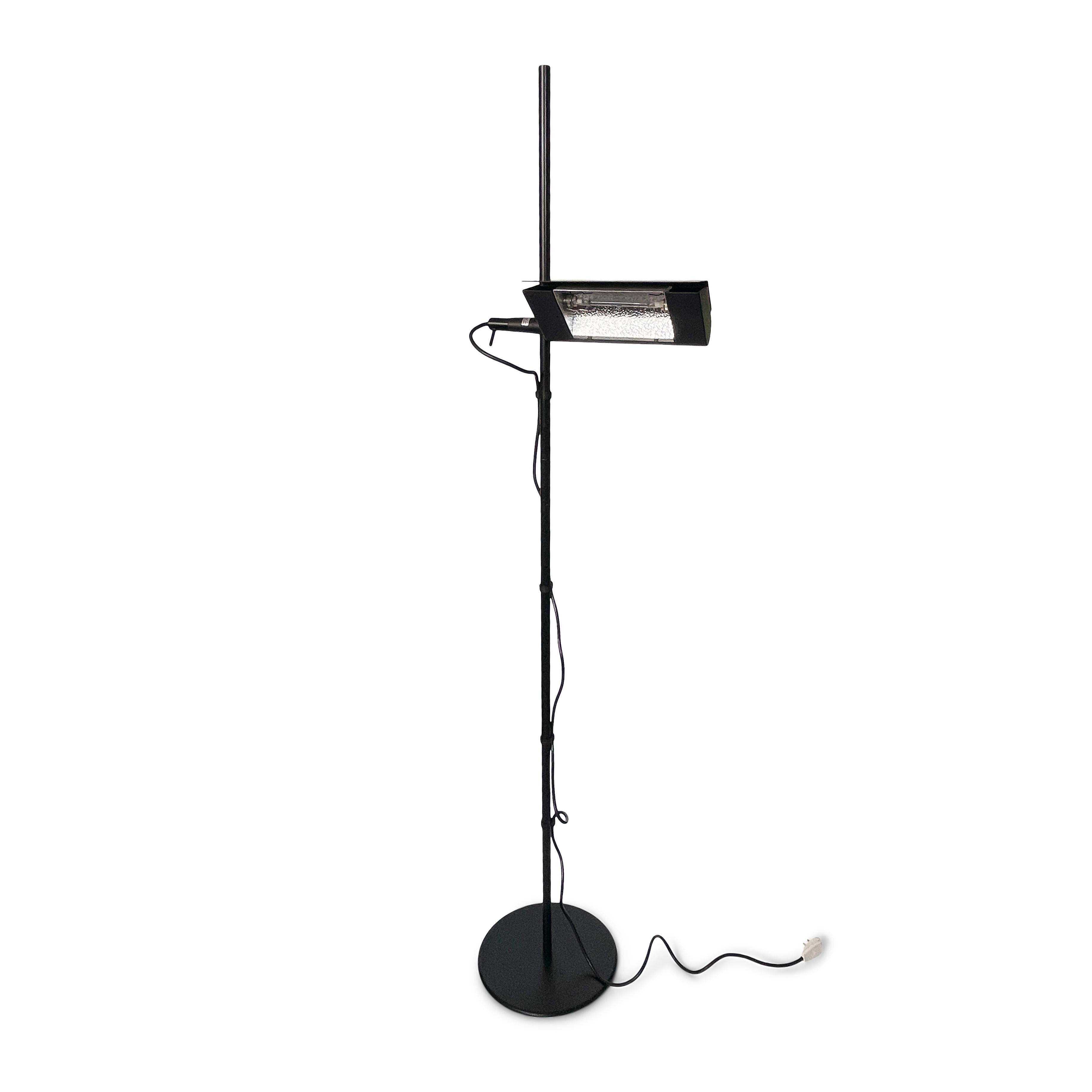 Postmoderne Lampadaire noir minimaliste des années 1980 par Gammalux « Italie » en vente