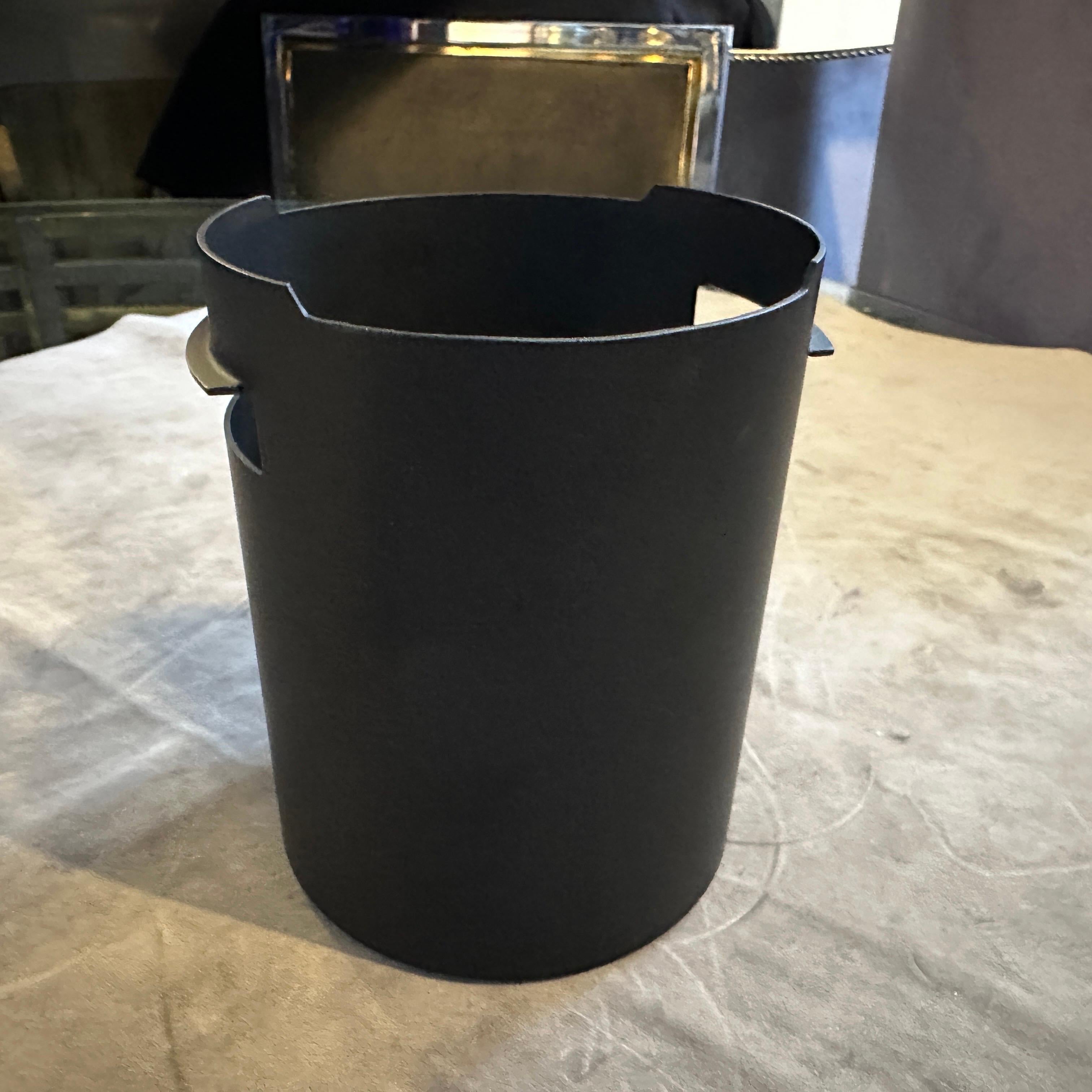 Secchiello da ghiaccio minimalista in acciaio nero degli anni '80 di Gio Ponti per Fratelli Calderoni
Esempio di eleganza funzionale, questo secchiello per il ghiaccio minimalista degli anni '80 è stato disegnato dall'iconico Gio Ponti per i