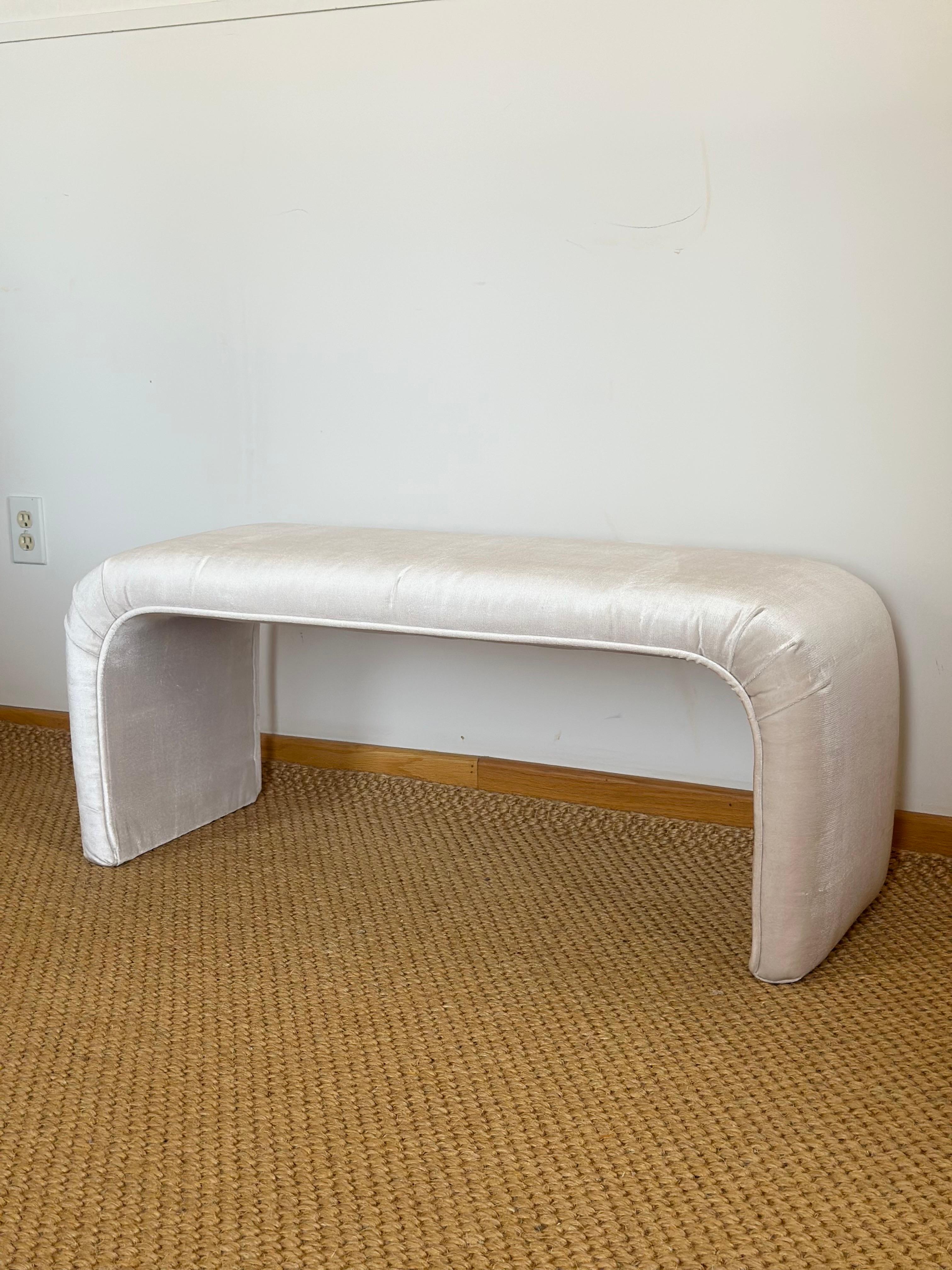 Banco Minimalista de Terciopelo Marfil Lustroso en Cascada de los Años 80 en Bueno estado para la venta en Farmington Hills, MI