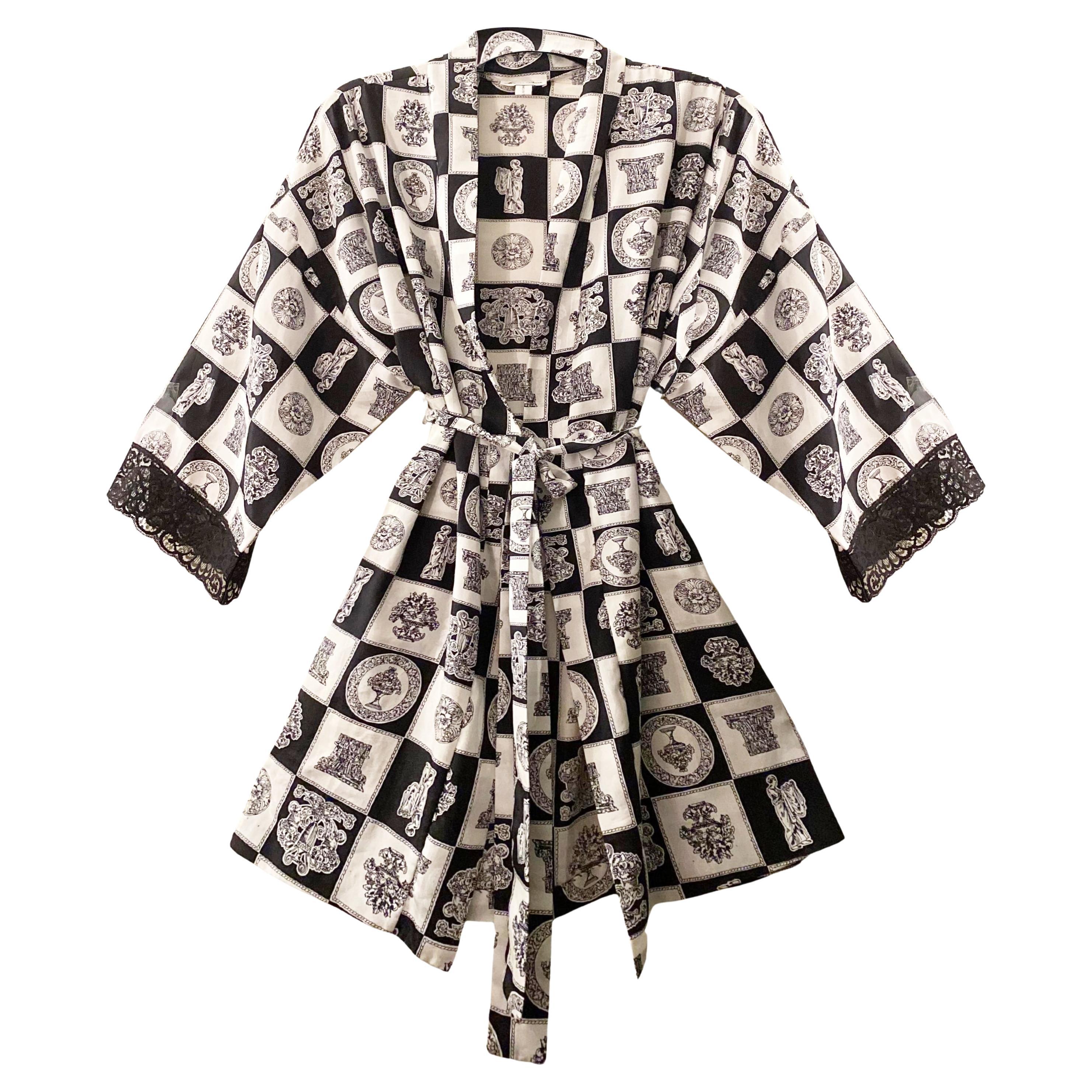 Fantastique robe de chambre vintage des années 1980, Miss Dior for Saks Fifth Avenue, ceinturée, en noir et blanc à carreaux avec des imprimés de monuments/architectures romains sur l'ensemble de la robe, poches, bordures en dentelle sur les
