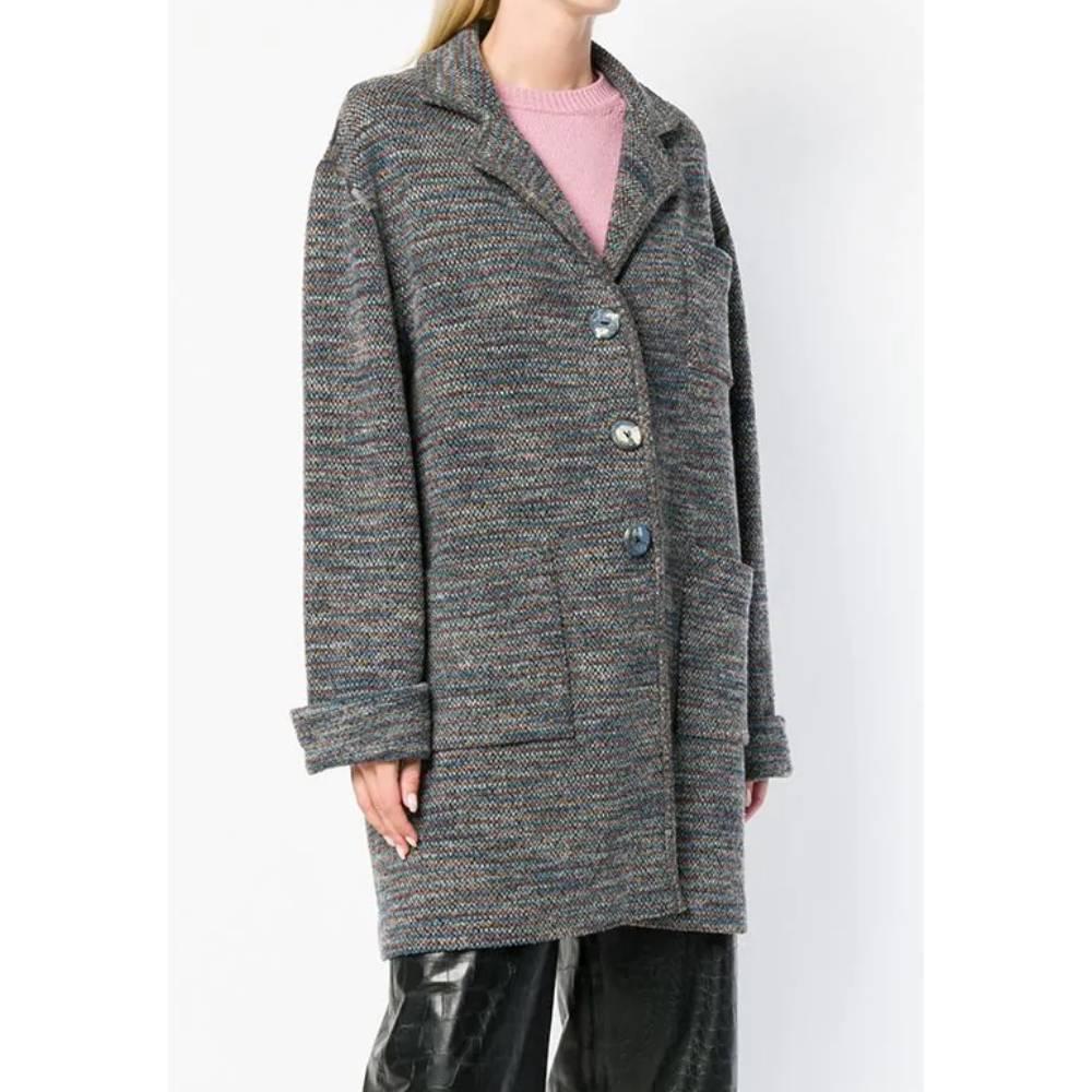 Missoni multicolored wool midi coat. Model with classic lapel collar and front closure with buttons. Long sleeves and patch pockets. Oversized fit.

Year: 80s

Made in Italy

Size: 46 IT

Flat measurements

Height: 89 cm
Bust: 61 cm
Shoulders: 53