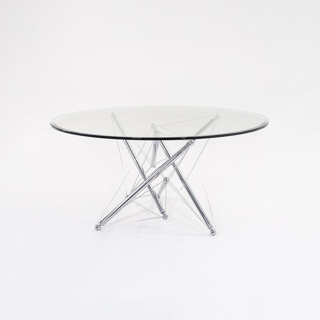 Dies ist ein Tensegrity Couchtisch, Modell 714, der ursprünglich von Theodore Waddell für Cassina im Jahr 1973 entworfen wurde. Dieses Beispiel stammt aus den 1980er Jahren. Im Mittelpunkt des Entwurfs steht ein skulpturaler Sockel aus verchromtem
