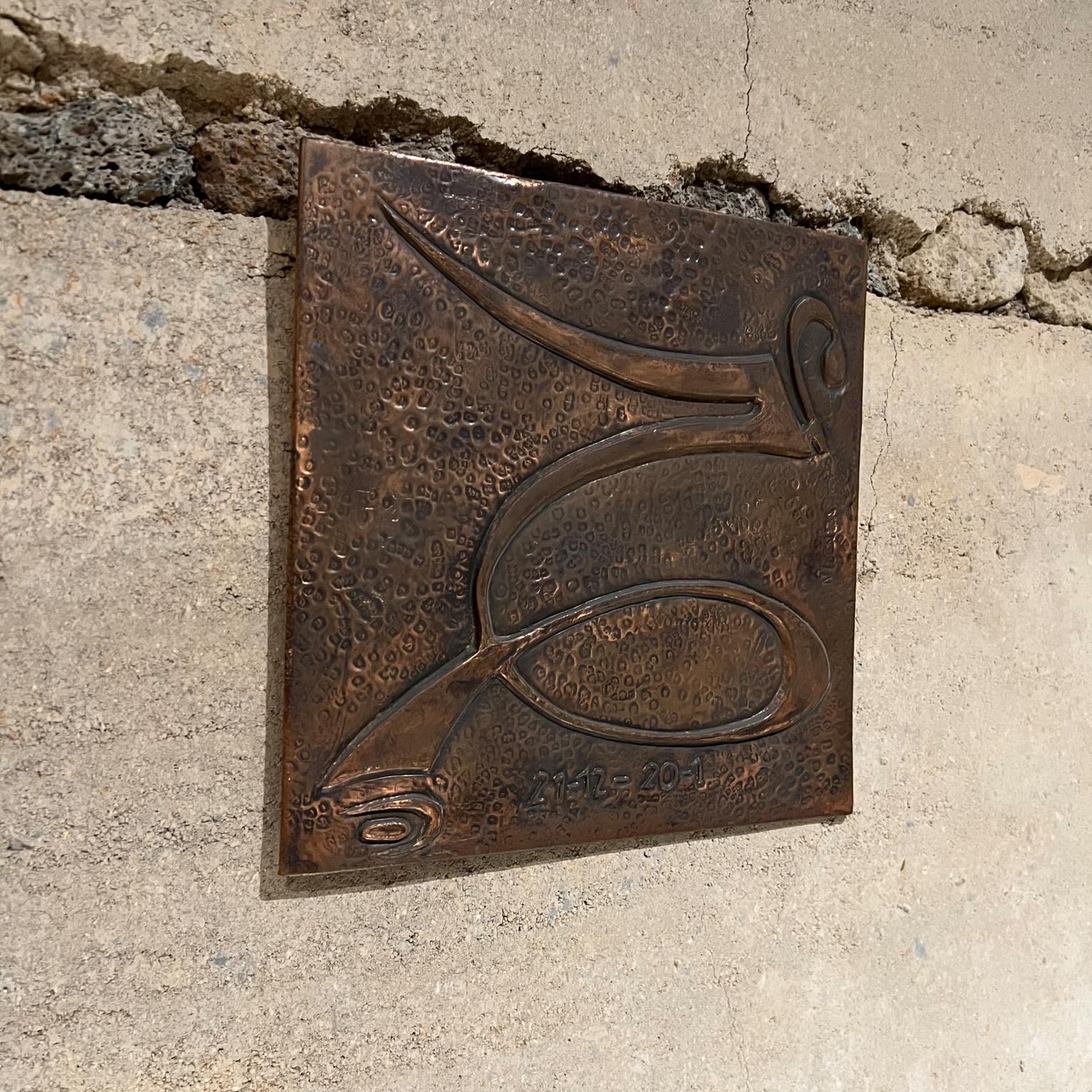 Metal Art
1980 Arte Moderna martellata a mano Rame a vortice Smalto metallo da parete Opera d'arte astratta firmata.
Purtroppo non siamo in grado di leggere la firma. 
Dimensioni: 12 x 12 x .13 D.
Condizioni originali d'epoca. Non