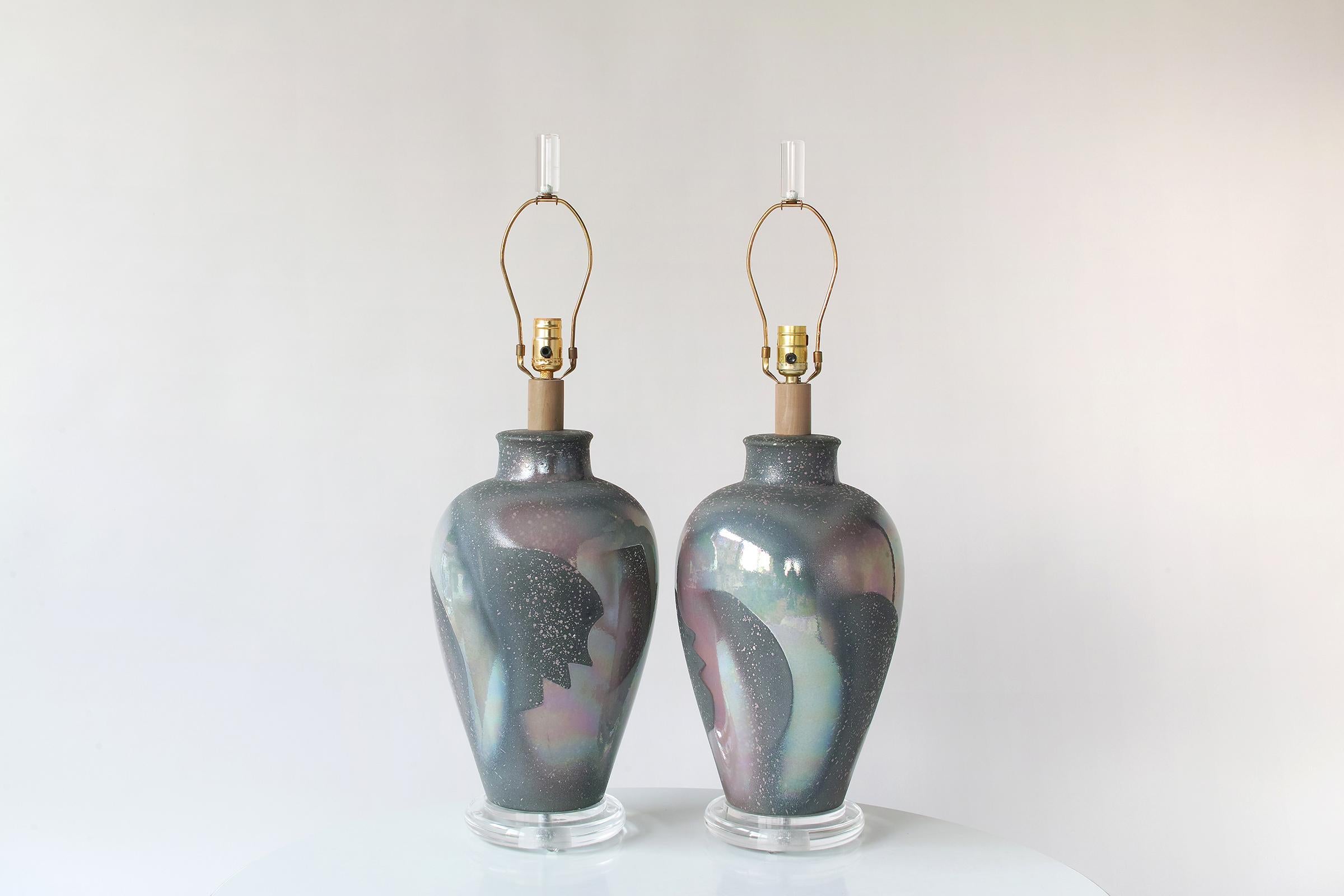 Lampes modernes en céramique et lucite des années 1980 par Casual Lamps of California en vente 2