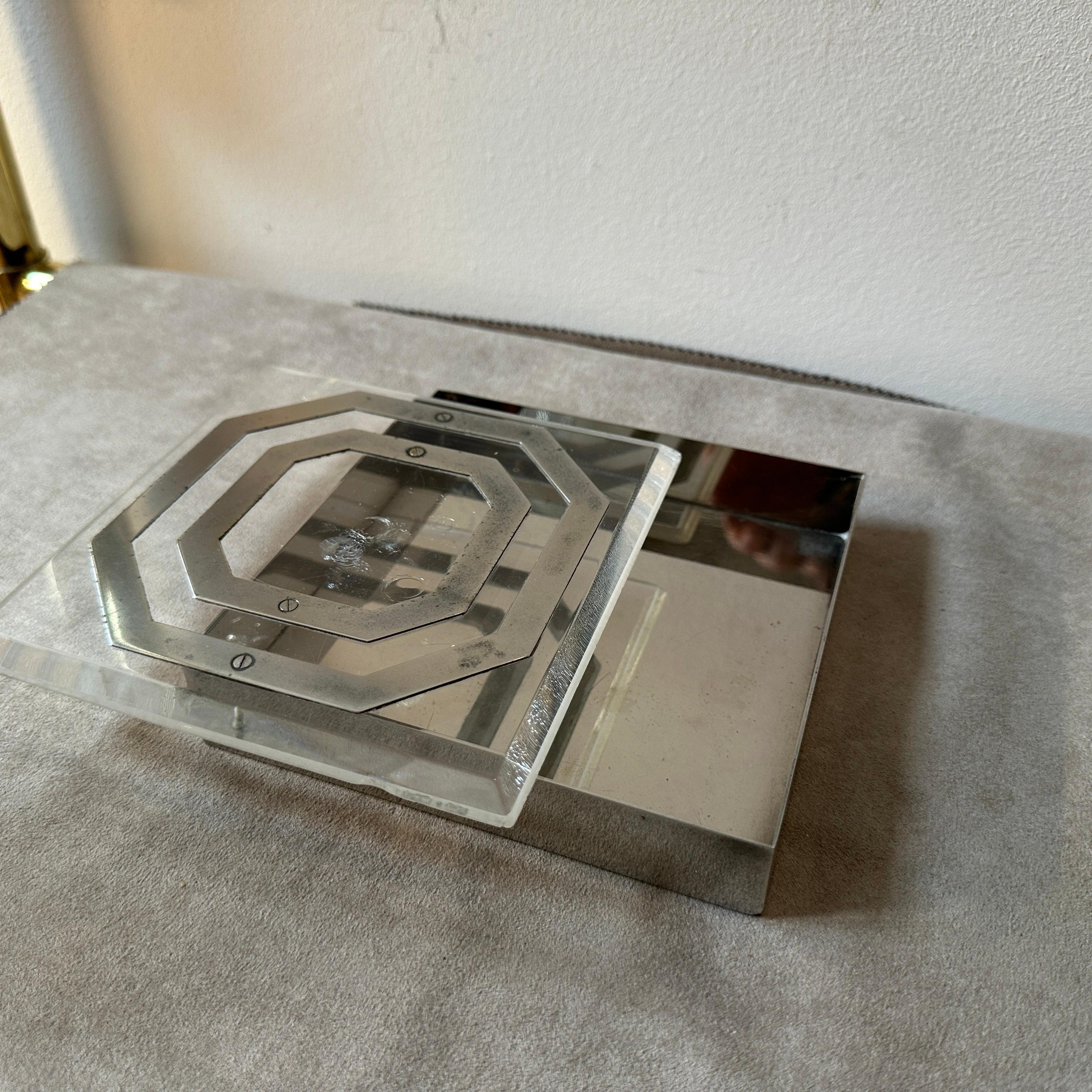 Fait main Boîte carrée de design italien moderne des années 1980 en plexiglas transparent et plaqué argent en vente