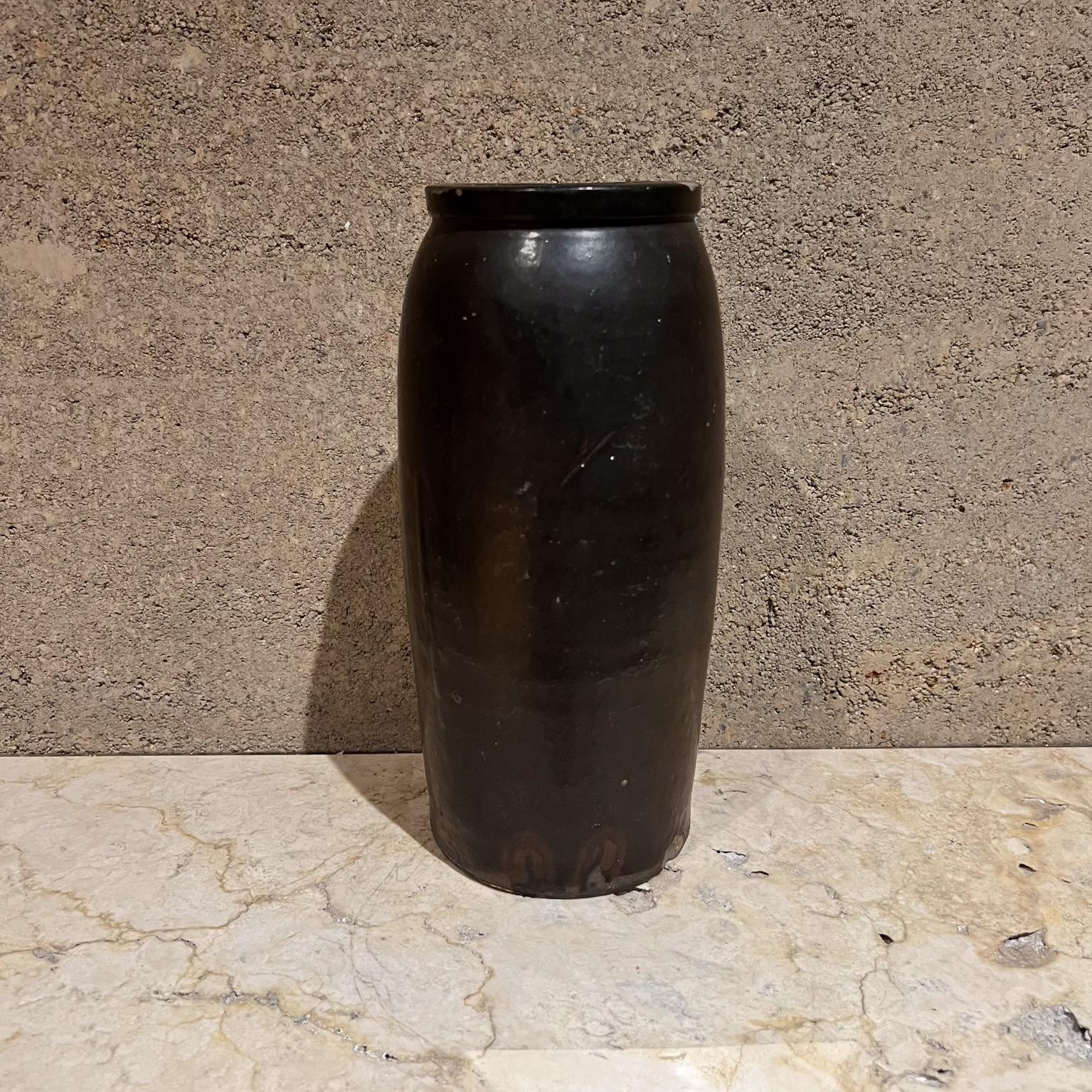 Vaso di ceramica marrone scuro Vintage Pottery
10,38 H. x 4,5 Diametro
Originale d'epoca, con scheggiature presenti e non restaurato.
Fai riferimento alle immagini elencate