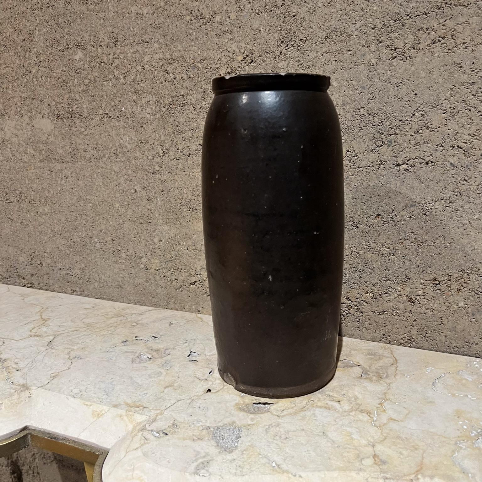 Vaso moderno anni '80 in ceramica marrone scuro in vendita 1