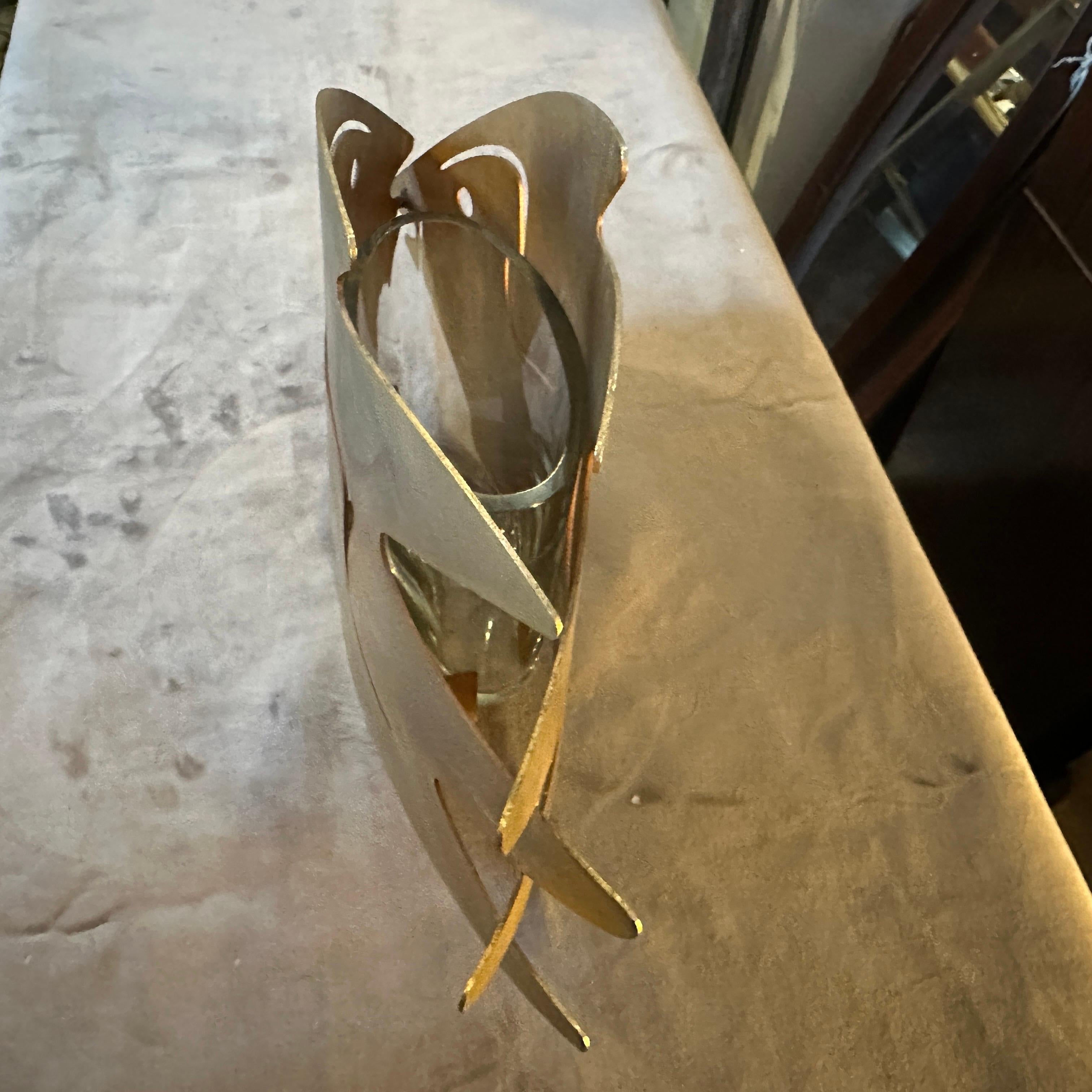 Vaso moderno anni '80 in ferro dorato e vetro di design italiano in vendita 1