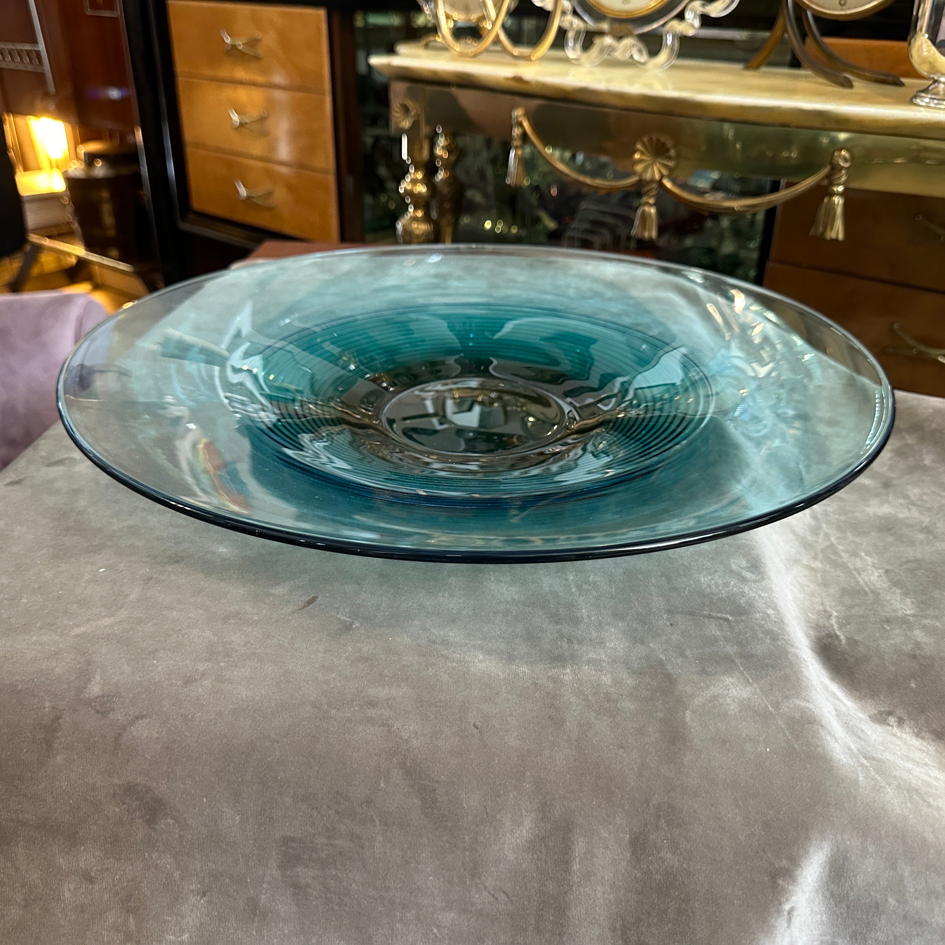 Il centrotavola in vetro di Murano VeArt degli anni '80 è un'aggiunta accattivante e lussuosa a qualsiasi interno moderno. Unisce colori vivaci, alta artigianalità e design elegante, rendendolo un oggetto artistico e funzionale. Utilizzato come