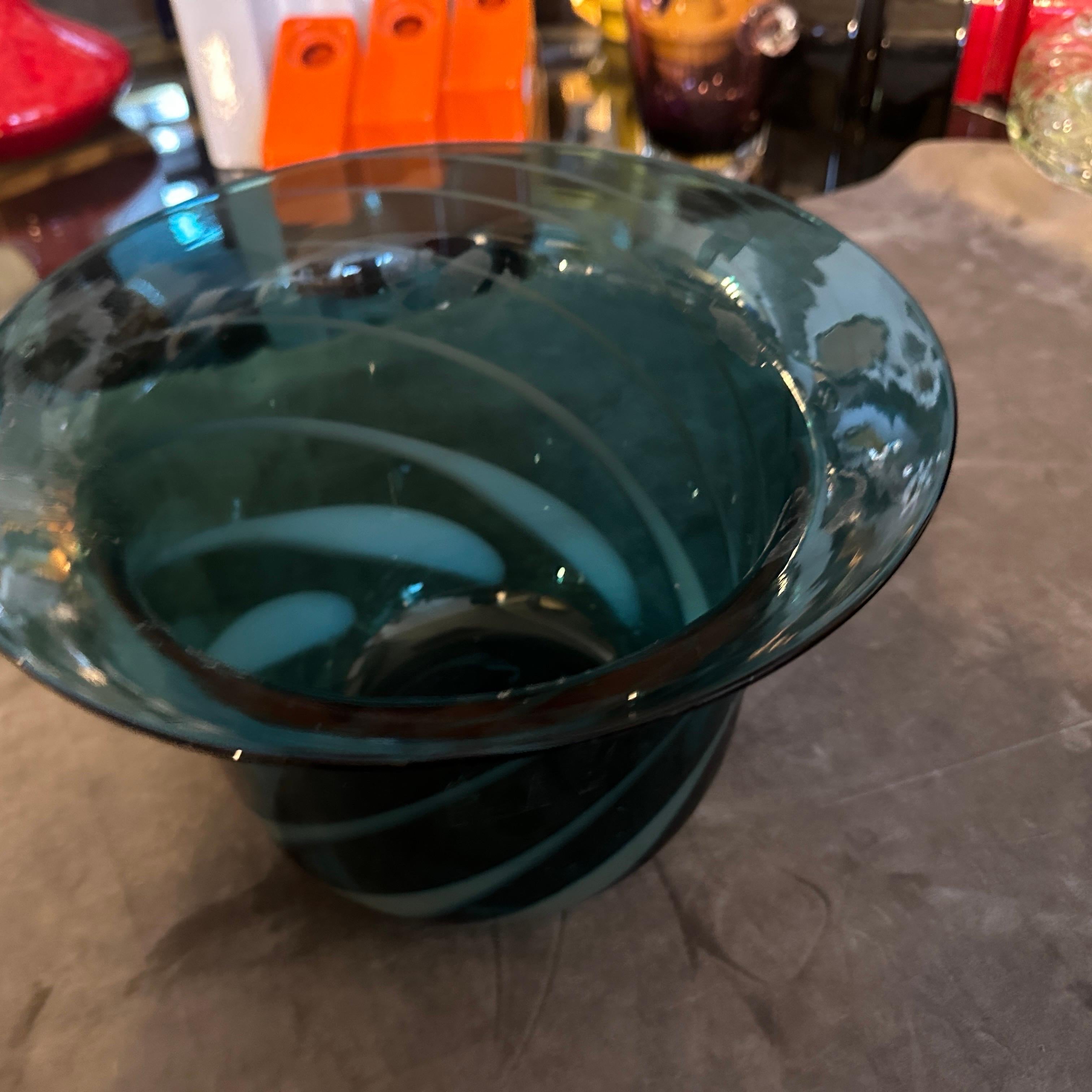 Questo straordinario vaso in vetro di Murano soffiato a mano di Venini, realizzato negli anni '80, è un raffinato esempio della moderna arte vetraria italiana. Il suo audace bordo svasato e la sua forma pulita e fluida sono esaltati da un ricco