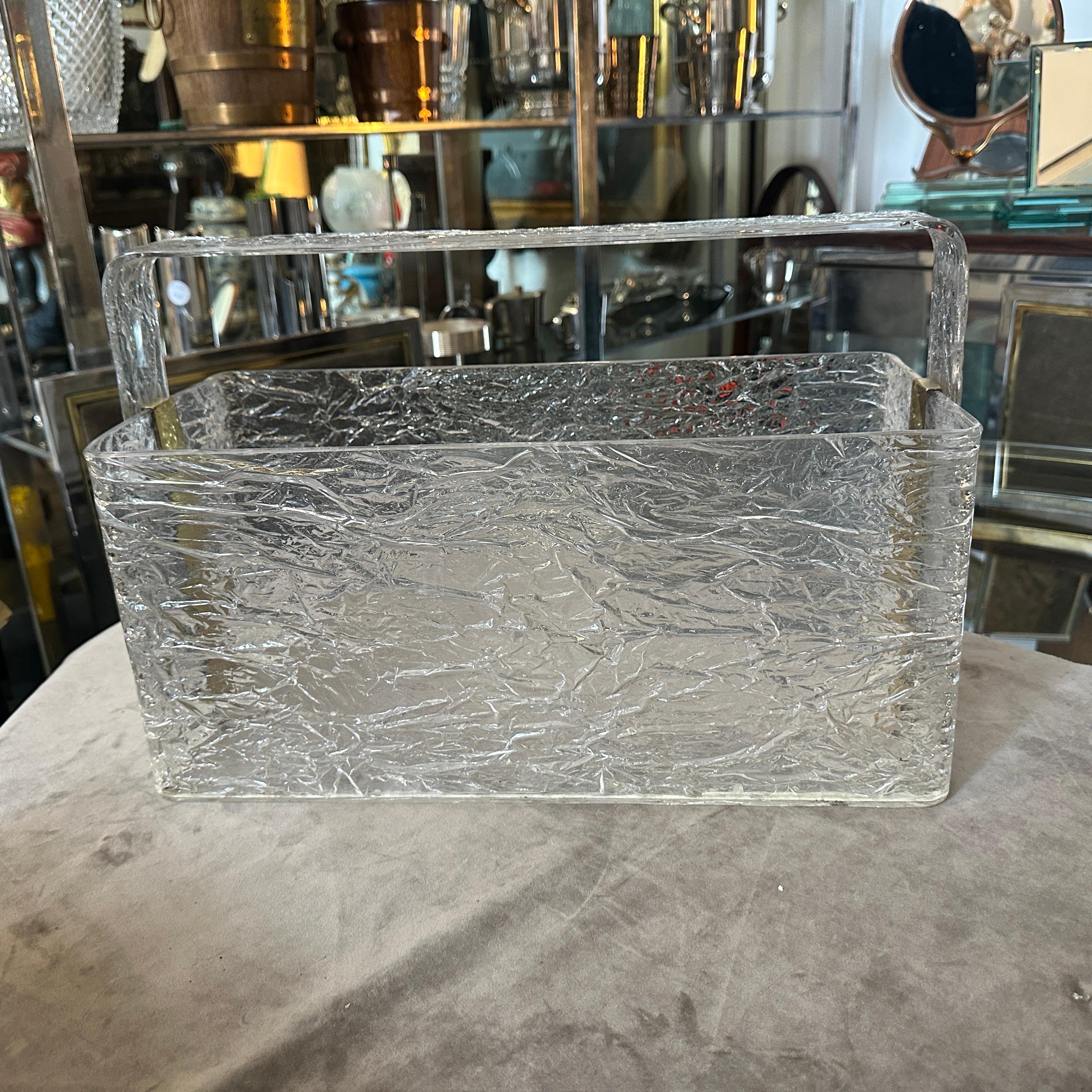 1980s Modern Iced Lucite and Brass Italian Design Magazine Rack by Cavinato In Excellent Condition For Sale In Aci Castello, IT