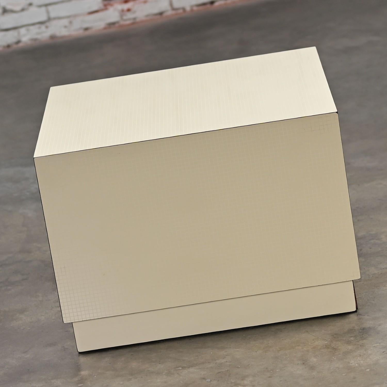 Handsome vintage Modern cube end table in the style of Milo Baughman for Thayer Coggin Less is More II Collection. Comprised of off-white laminate with a grid design and a black painted plywood interior & recessed base. Beautiful condition, keeping