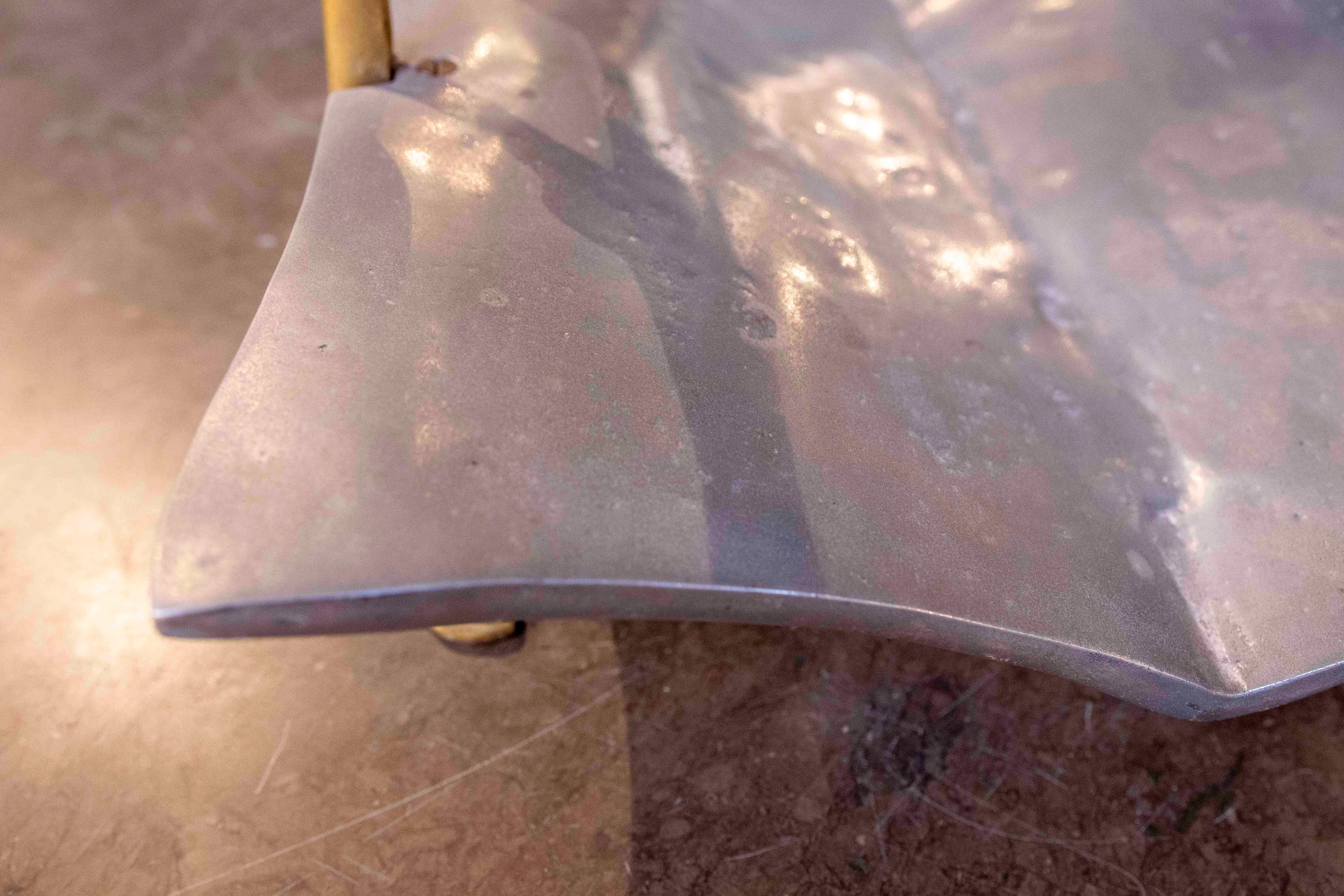 Portariviste moderno degli anni '80 in ottone e ferro progettato da David Marshall in vendita 4