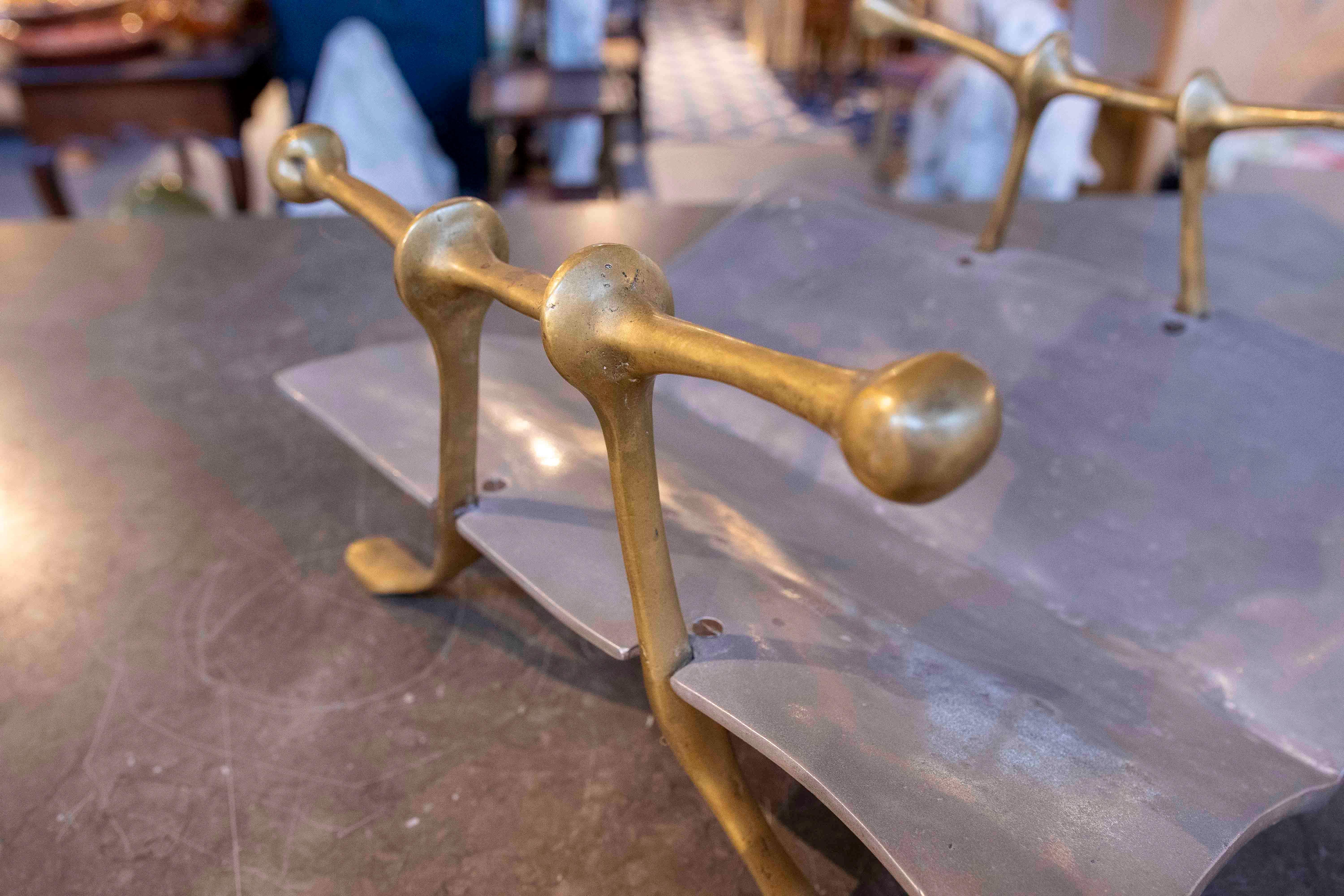 Portariviste moderno degli anni '80 in ottone e ferro progettato da David Marshall in vendita 5