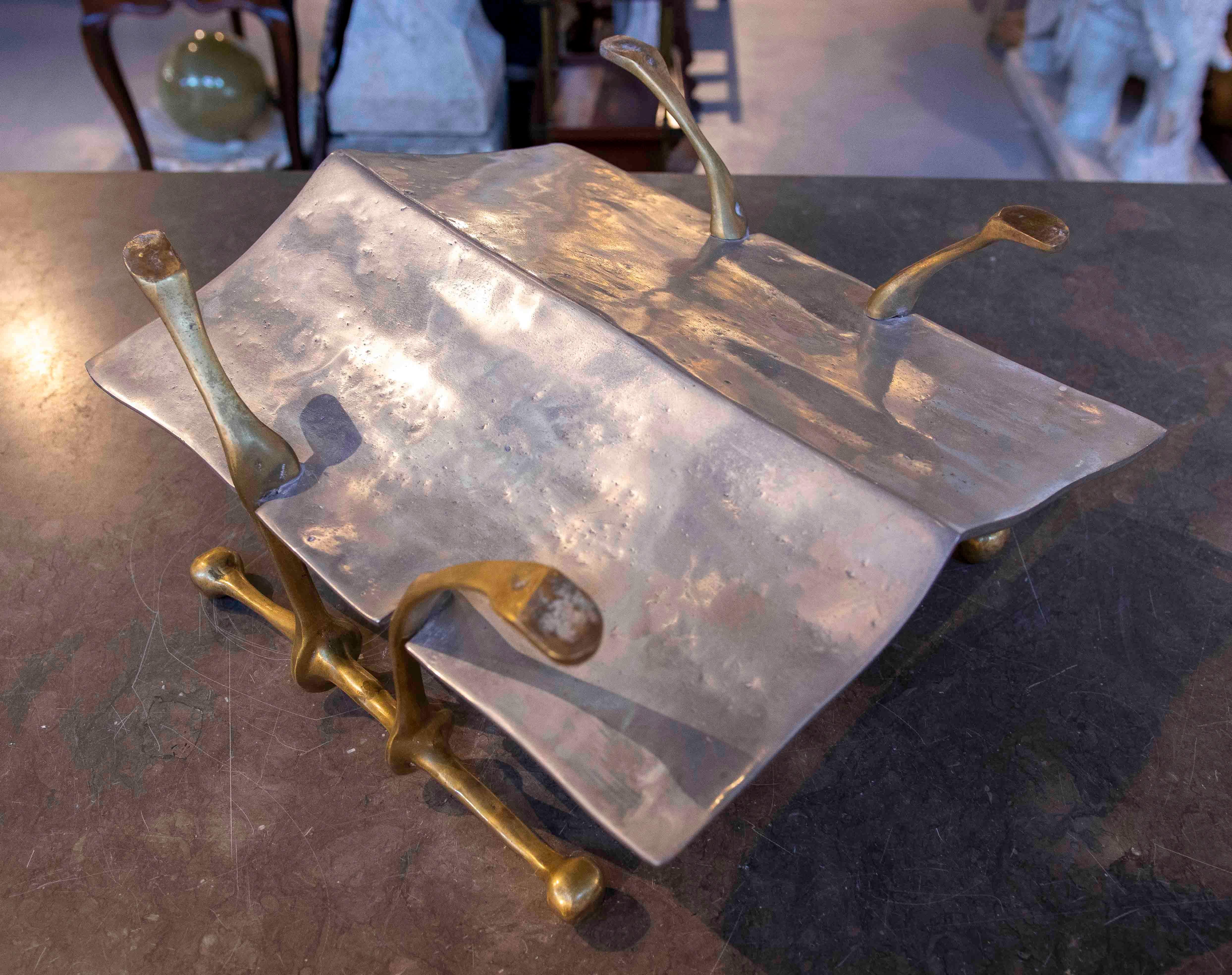 Portariviste moderno degli anni '80 in ottone e ferro progettato da David Marshall in vendita 6