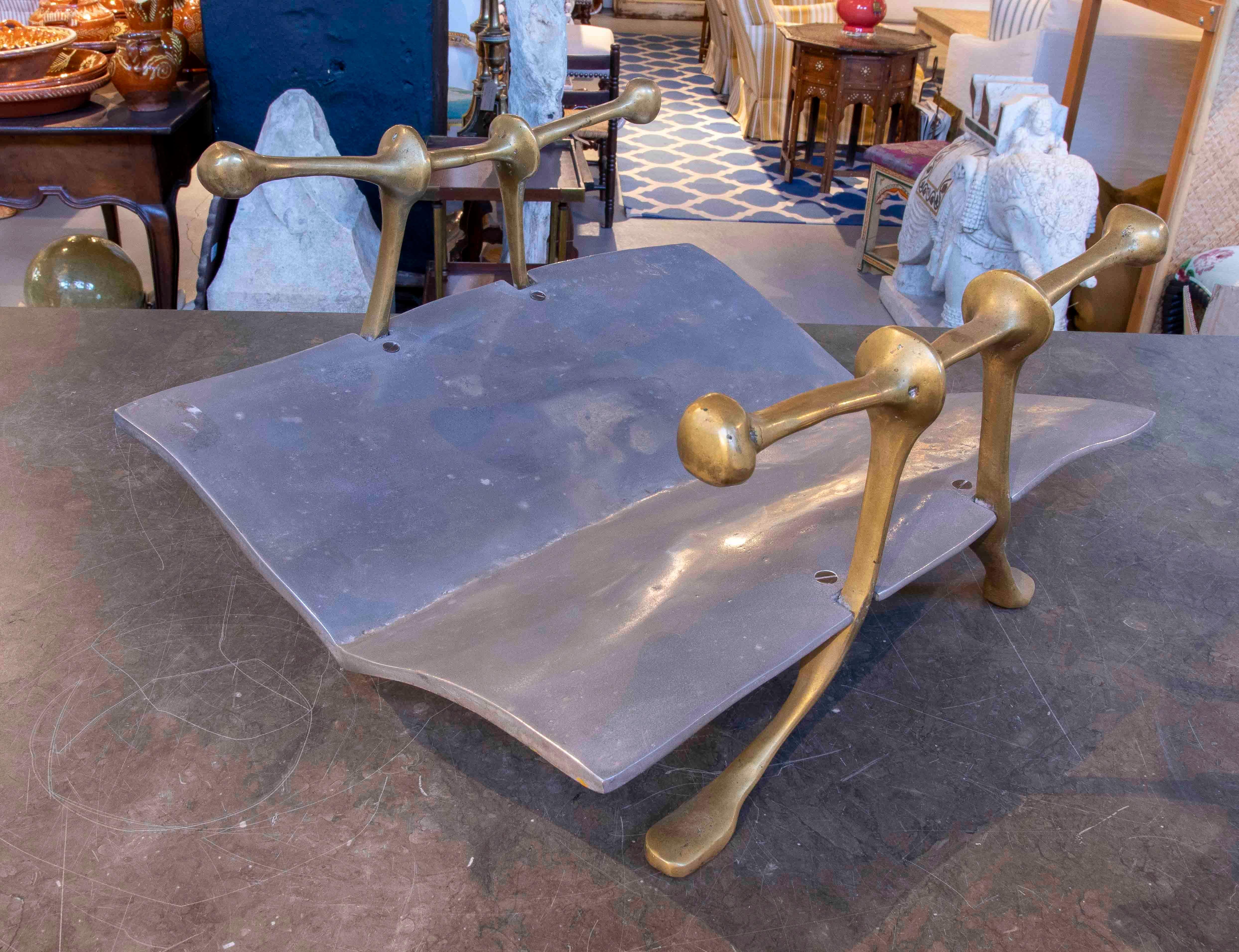 Spagnolo Portariviste moderno degli anni '80 in ottone e ferro progettato da David Marshall in vendita