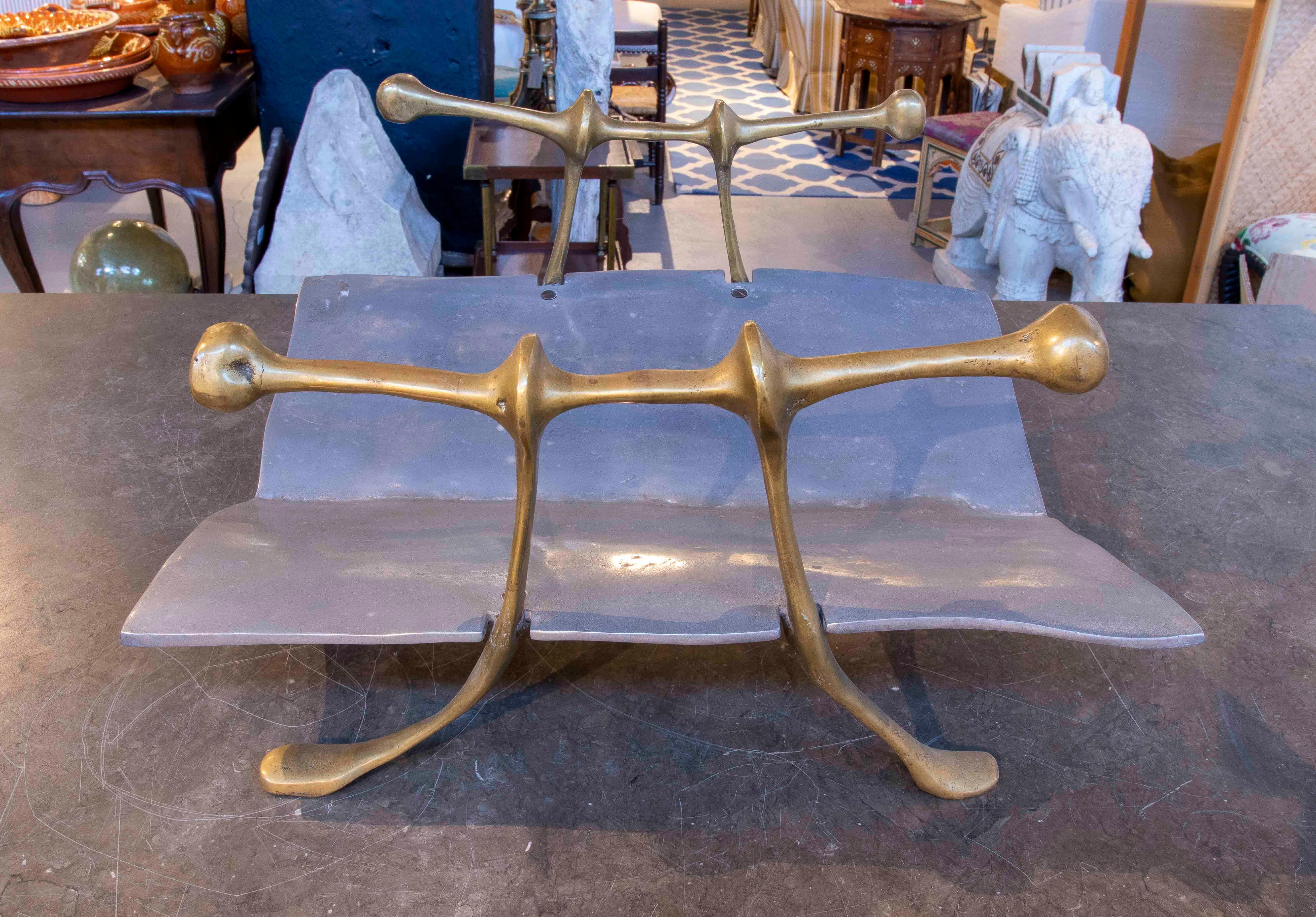 Portariviste moderno degli anni '80 in ottone e ferro progettato da David Marshall In condizioni buone in vendita a Marbella, ES