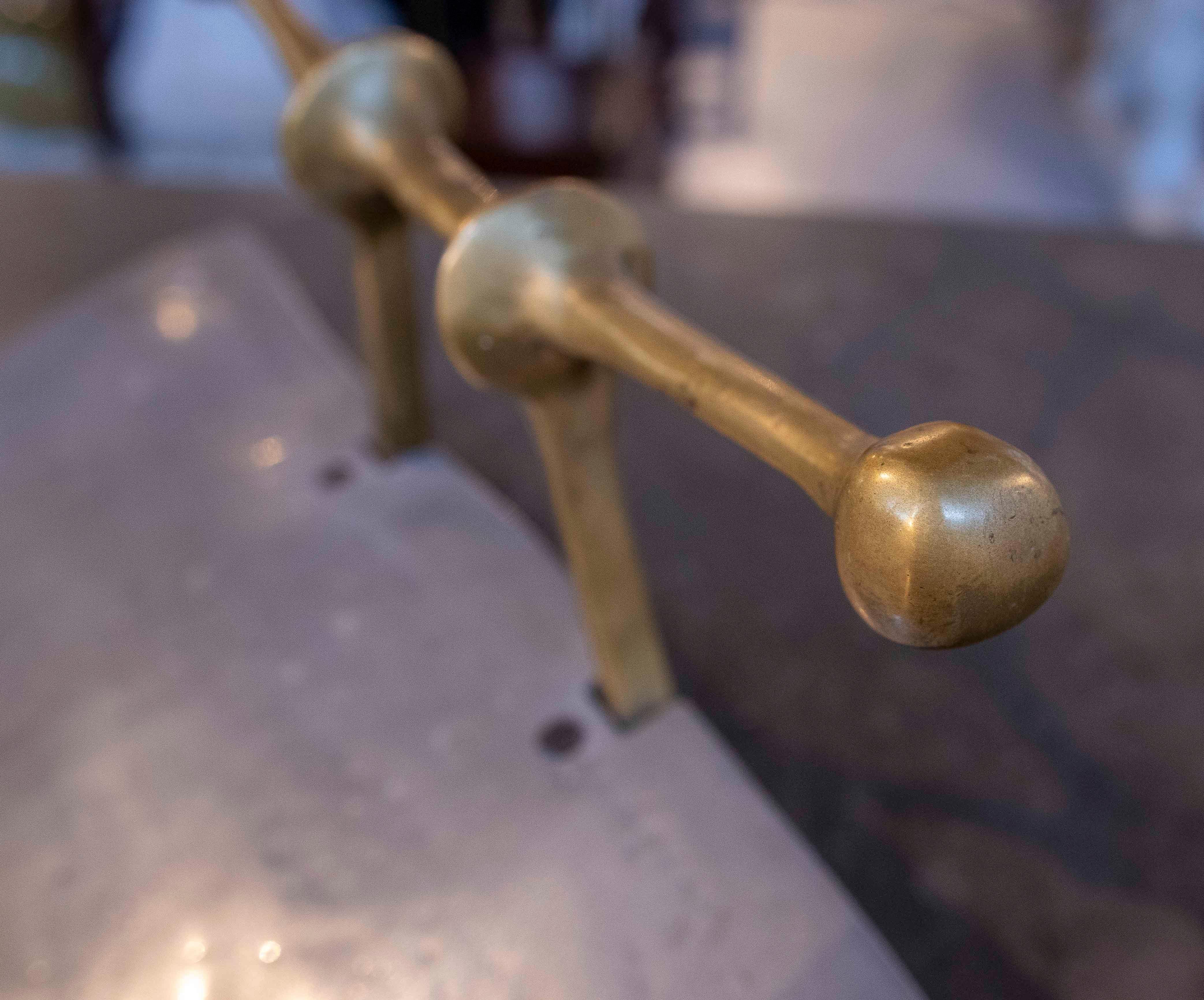 Bronzo Portariviste moderno degli anni '80 in ottone e ferro progettato da David Marshall in vendita