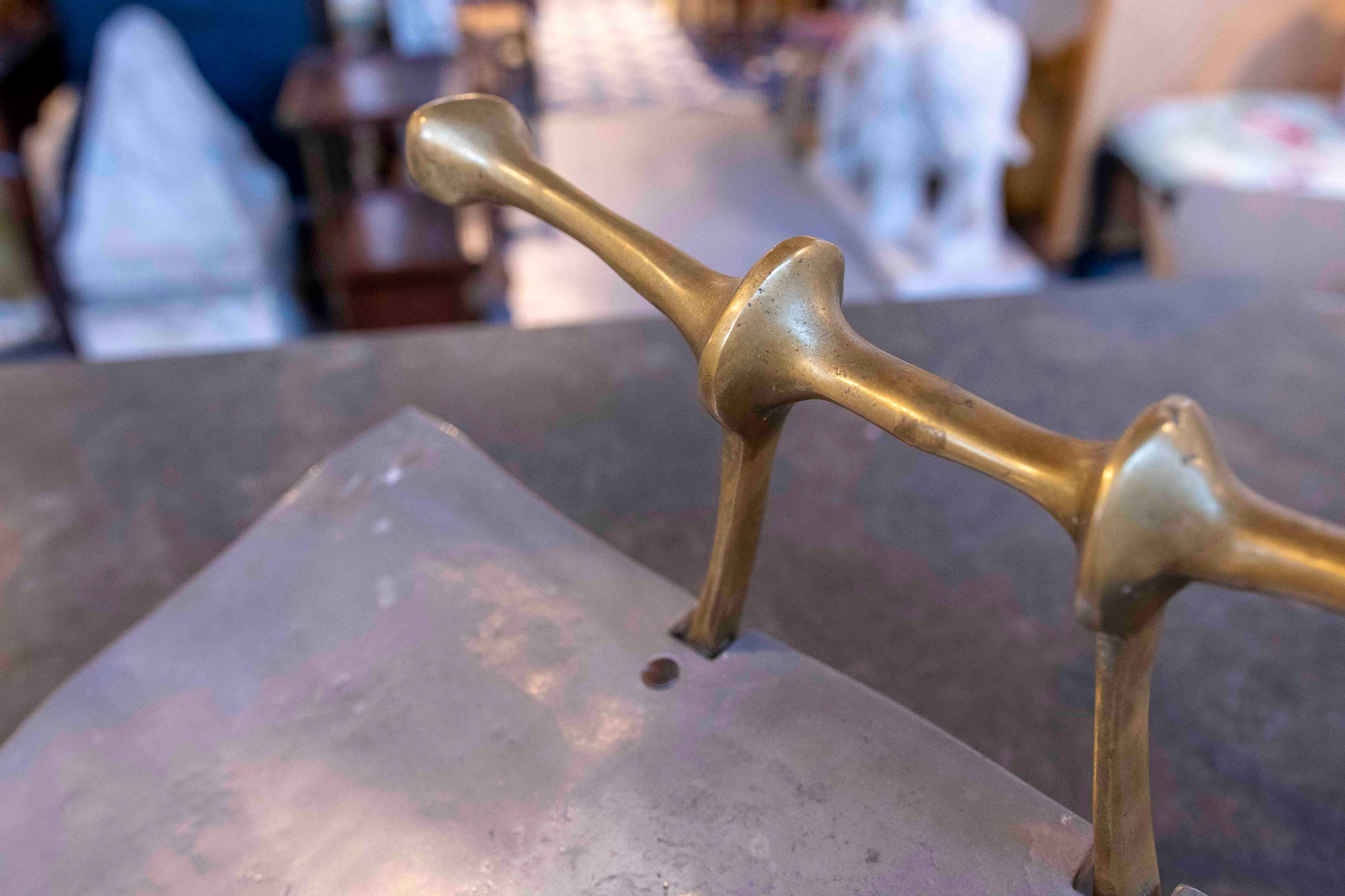 Portariviste moderno degli anni '80 in ottone e ferro progettato da David Marshall in vendita 1