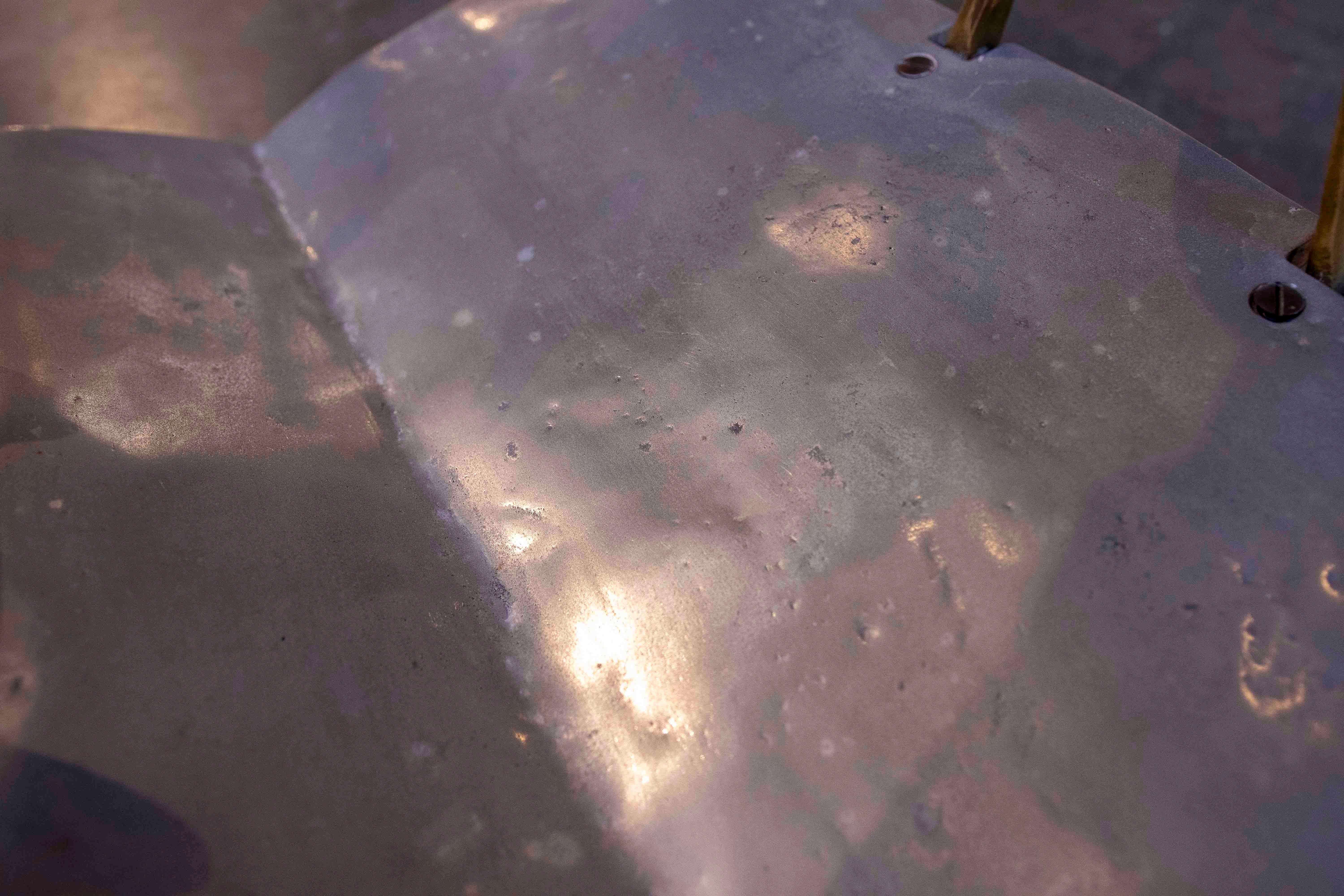 Portariviste moderno degli anni '80 in ottone e ferro progettato da David Marshall in vendita 2