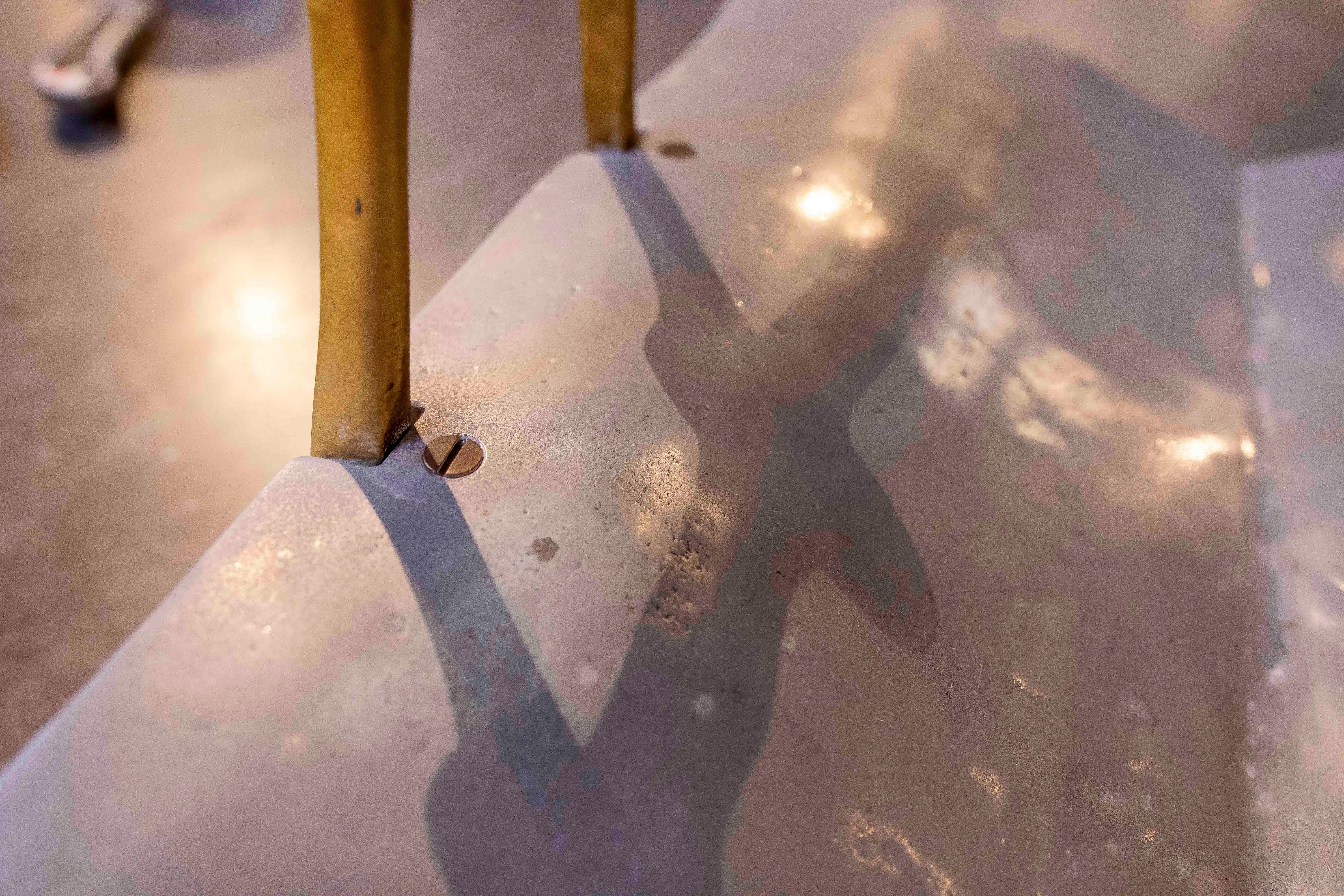 Portariviste moderno degli anni '80 in ottone e ferro progettato da David Marshall in vendita 3