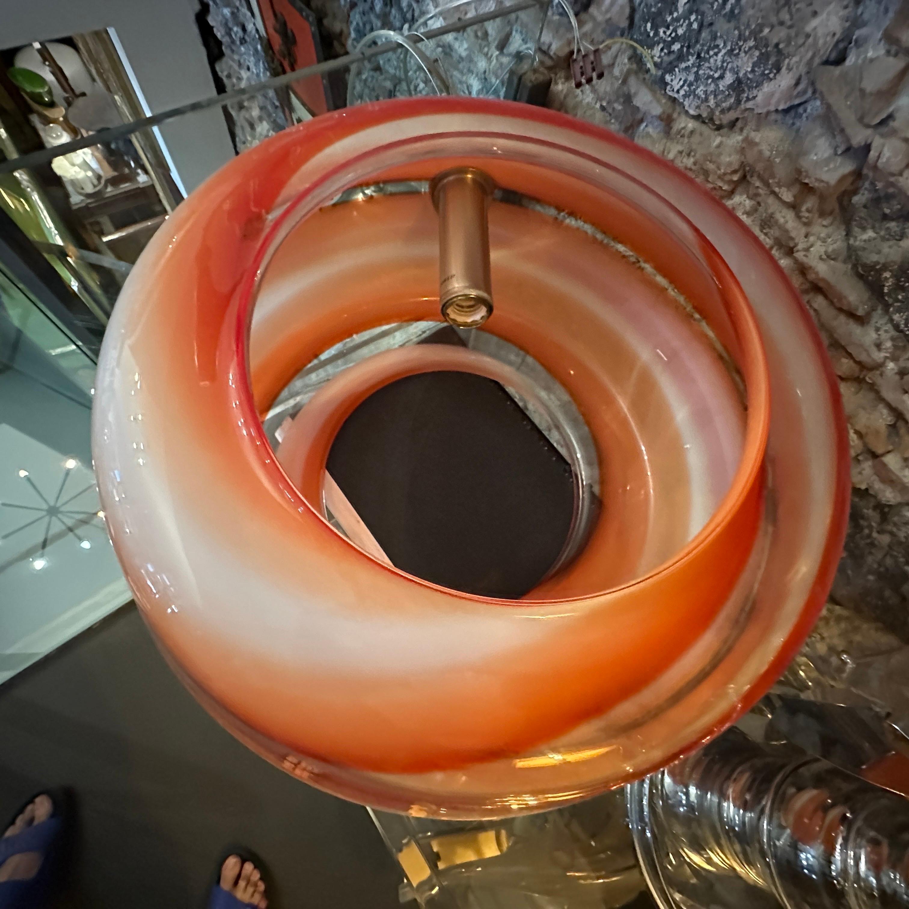 Italiano Ciondolo moderno degli anni '80 in vetro di Murano bianco e arancione di La Murrina in vendita