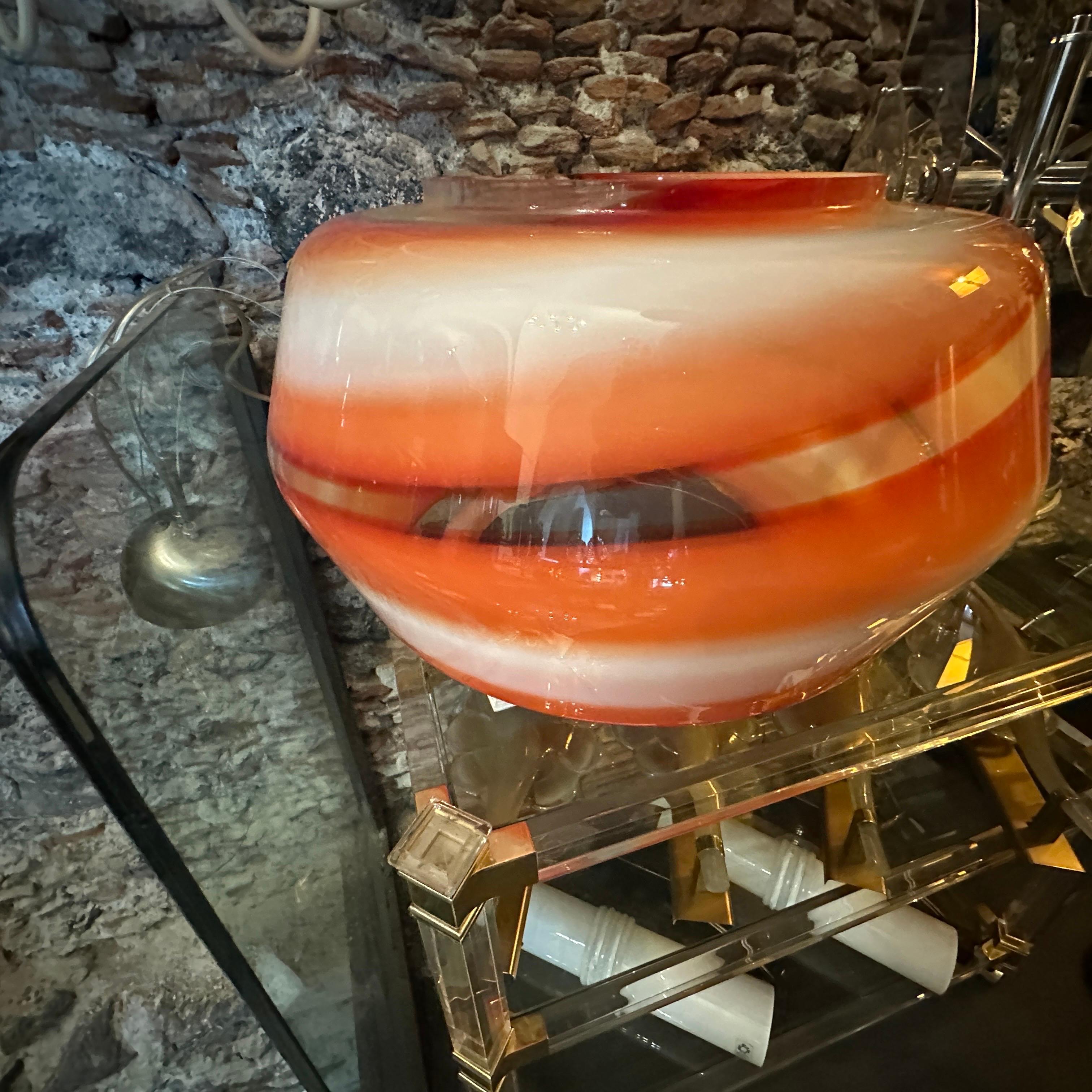 Fatto a mano Ciondolo moderno degli anni '80 in vetro di Murano bianco e arancione di La Murrina in vendita