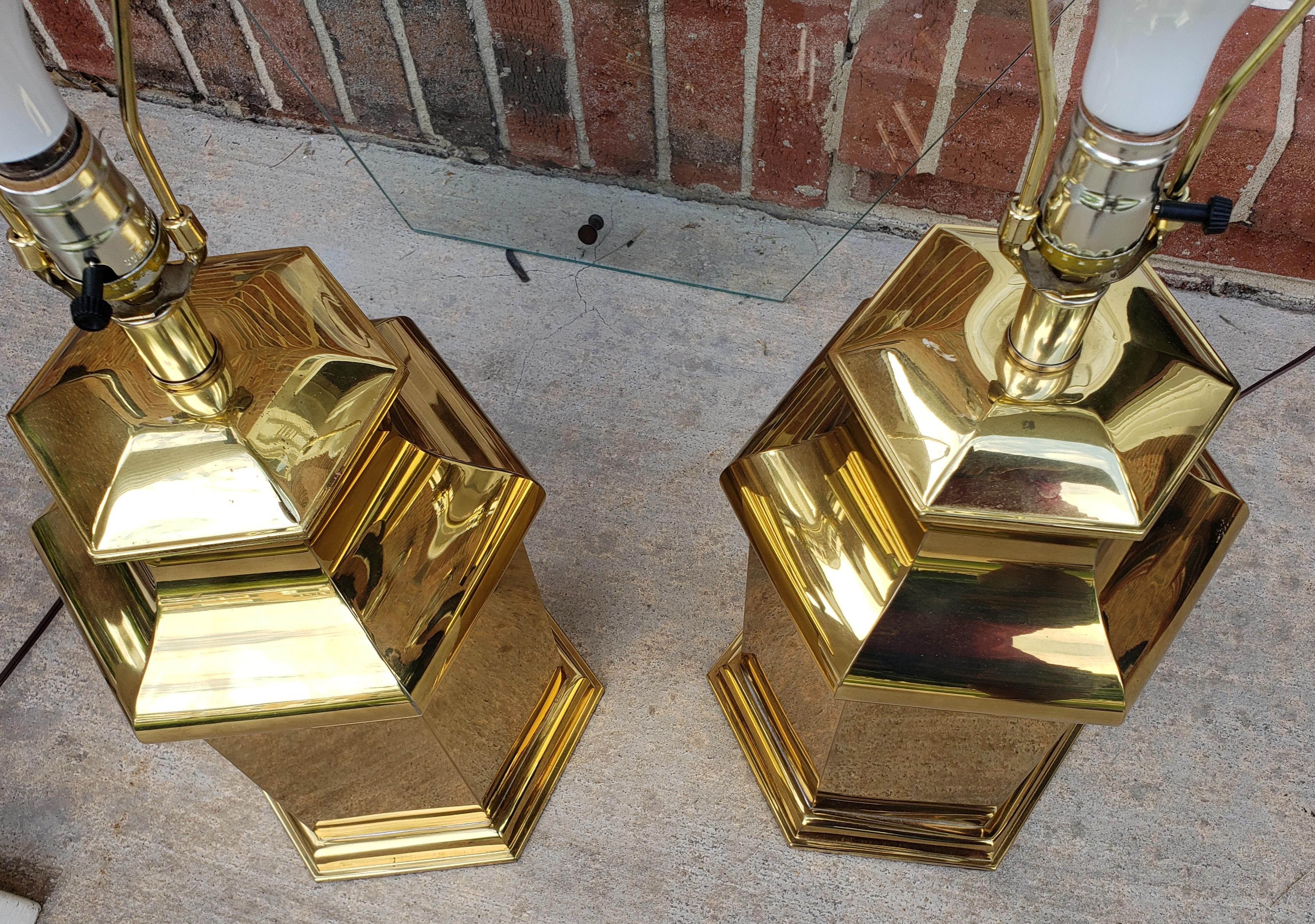 A pair of 1980s Modern Polished Brass Table Lamps in good vintage condition.
Measure 8.5