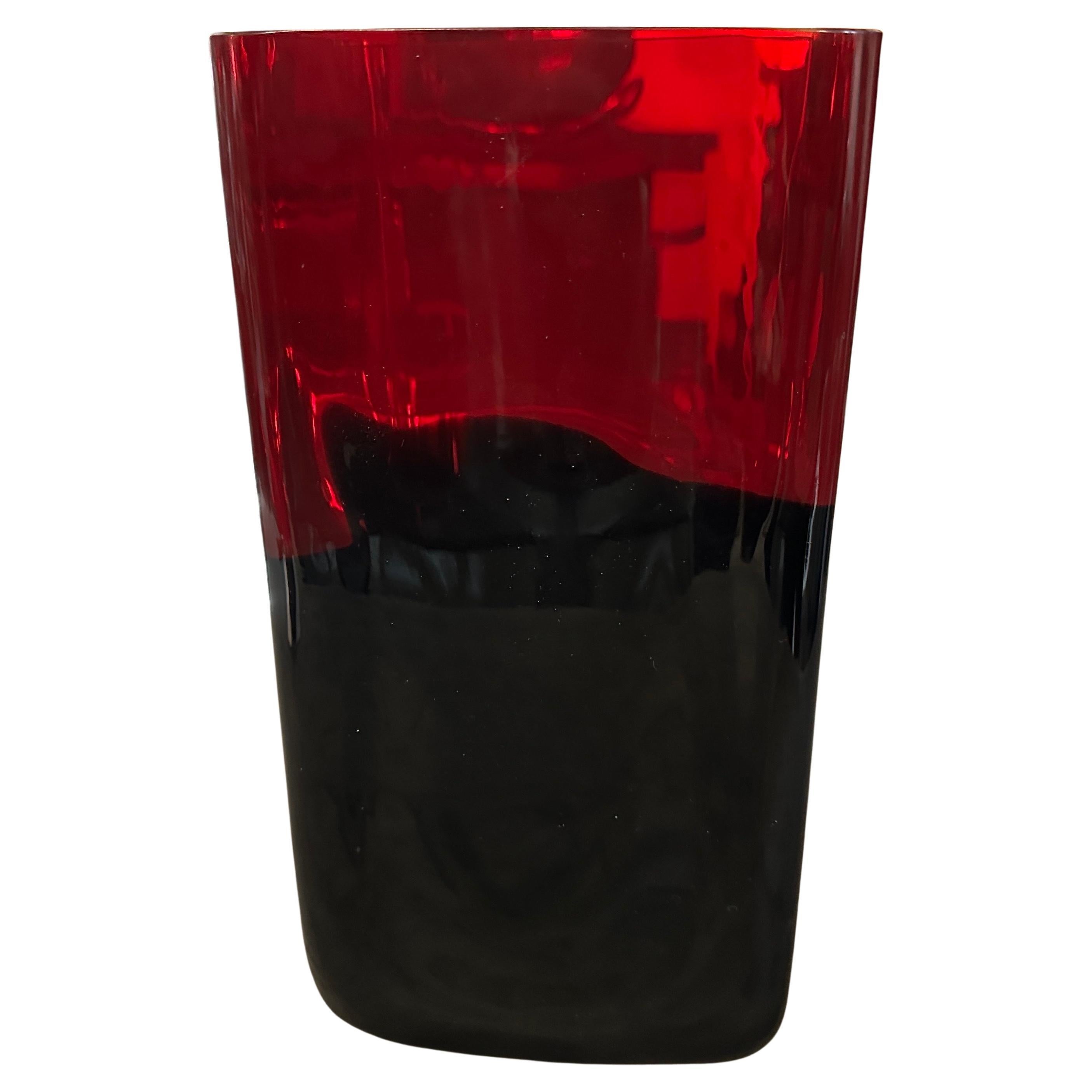 Vaso moderno vintage degli anni '80 in vetro di Murano rosso e nero (attribuito a Carlo Moretti)
Questo straordinario pezzo è un sofisticato esempio di vetro artistico italiano degli anni '80, con un'estetica audace e grafica tipica di designer come