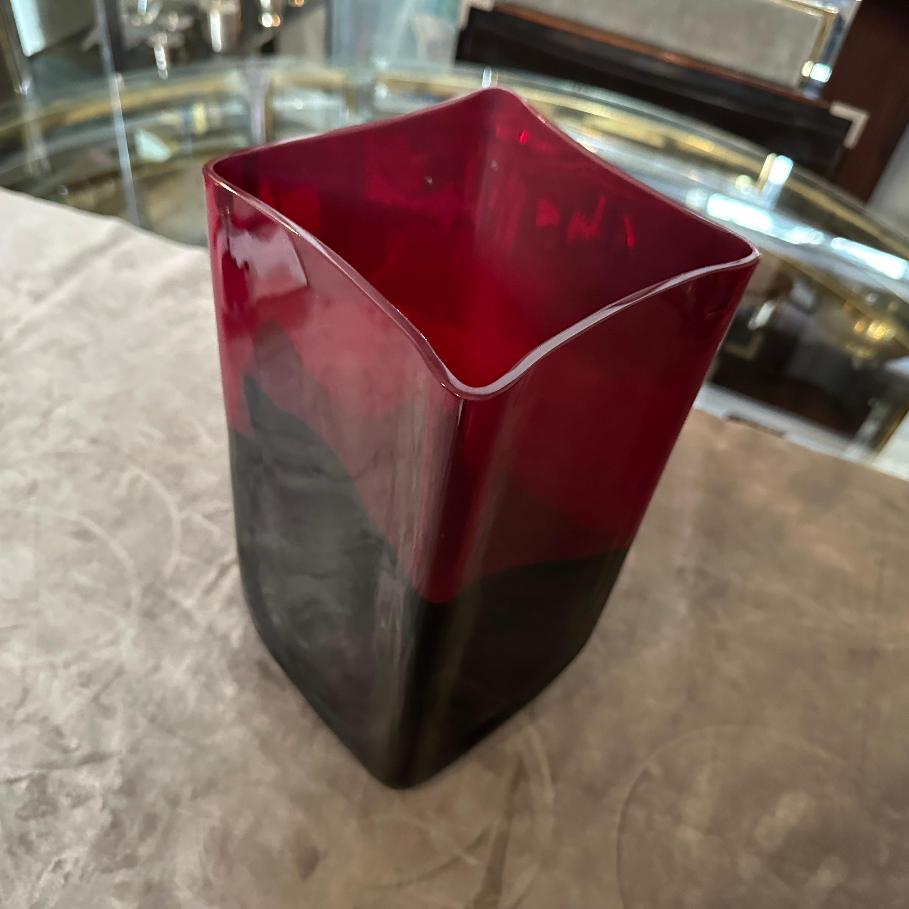Moderno Vaso moderno anni '80 in vetro di Murano rosso e nero di Carlo Moretti in vendita