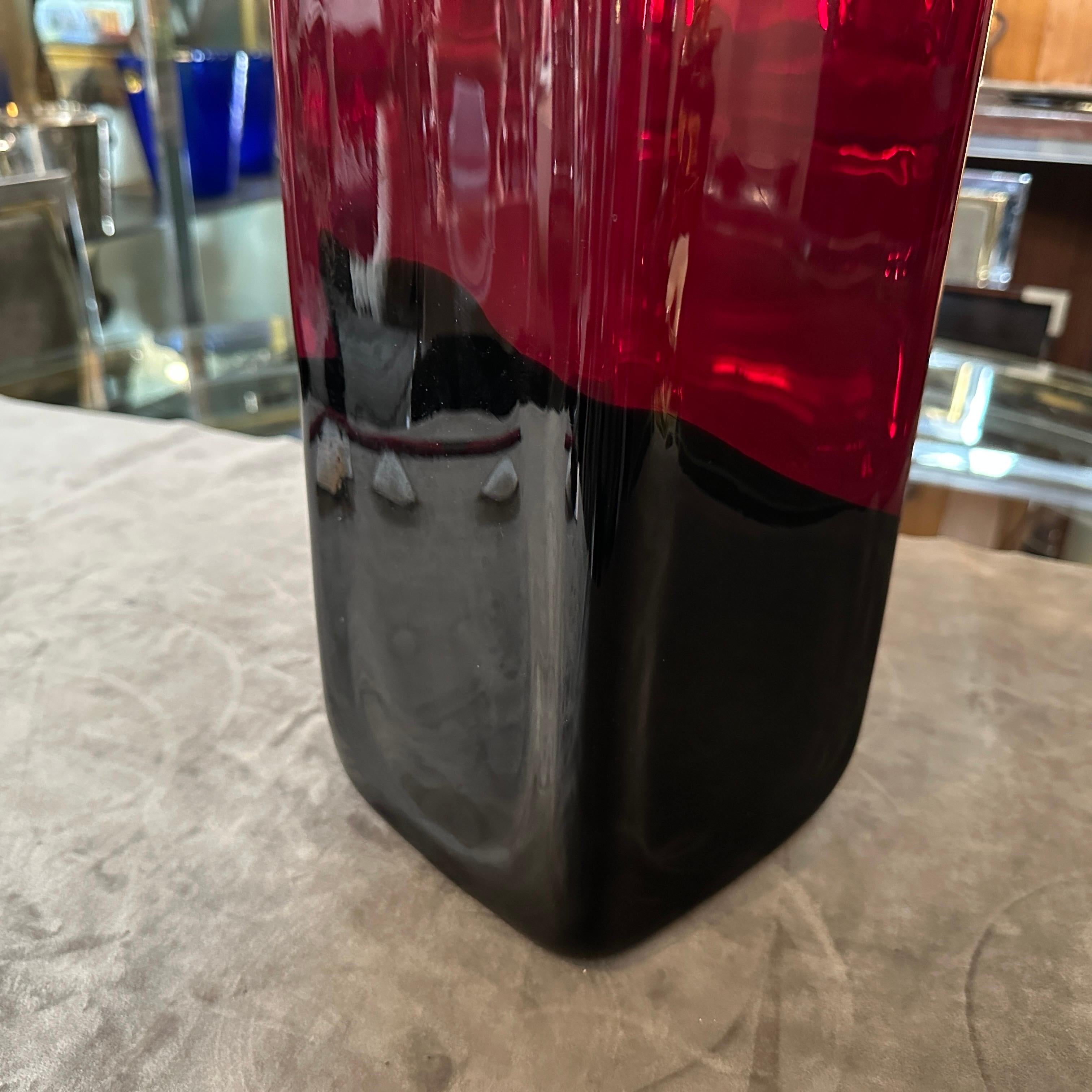 Italiano Vaso moderno anni '80 in vetro di Murano rosso e nero di Carlo Moretti in vendita