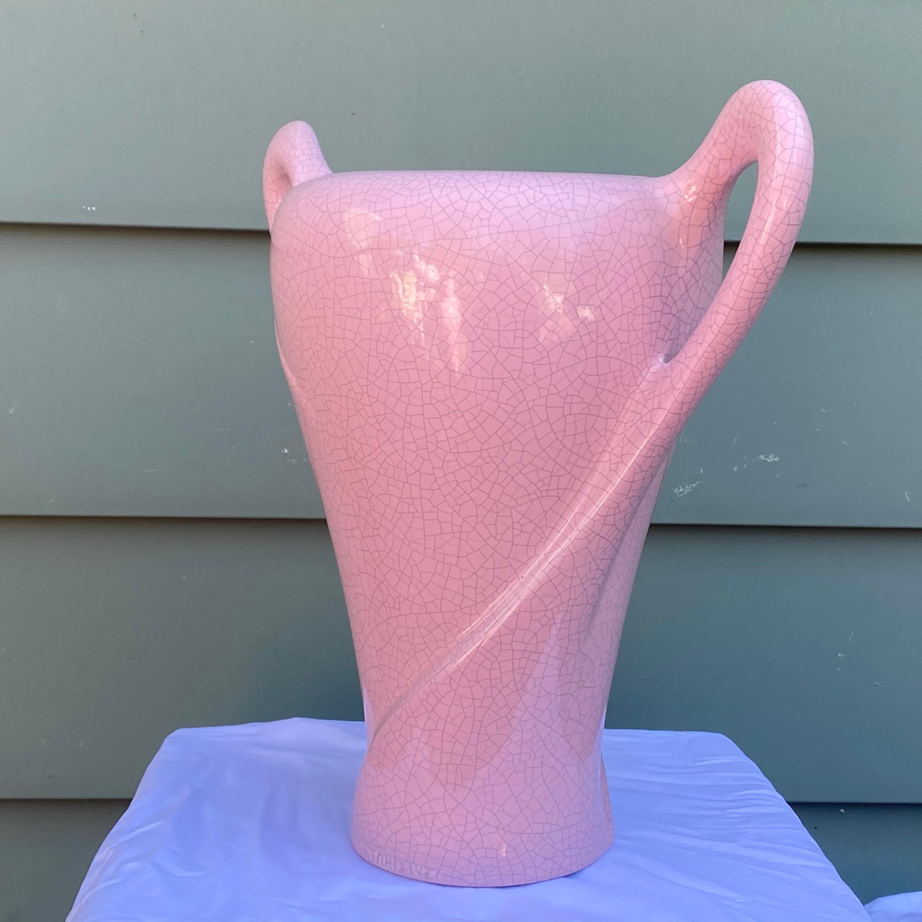 Vase moderne et sculptural rose craquelé des années 1980 par Jaru en vente 1