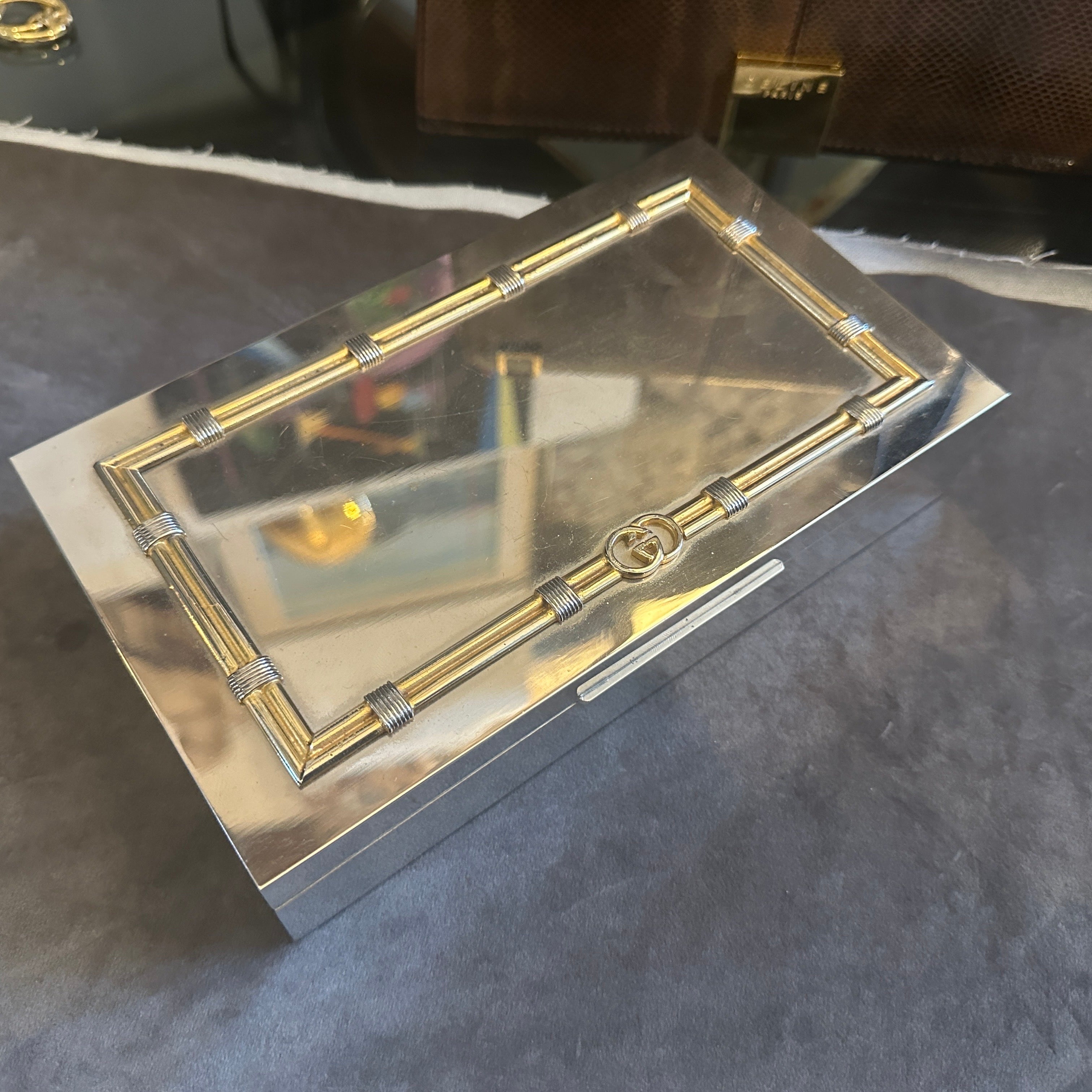 Italiano Scatola di lusso moderna degli anni '80 in ottone e placcata in argento di Gucci Florence in vendita