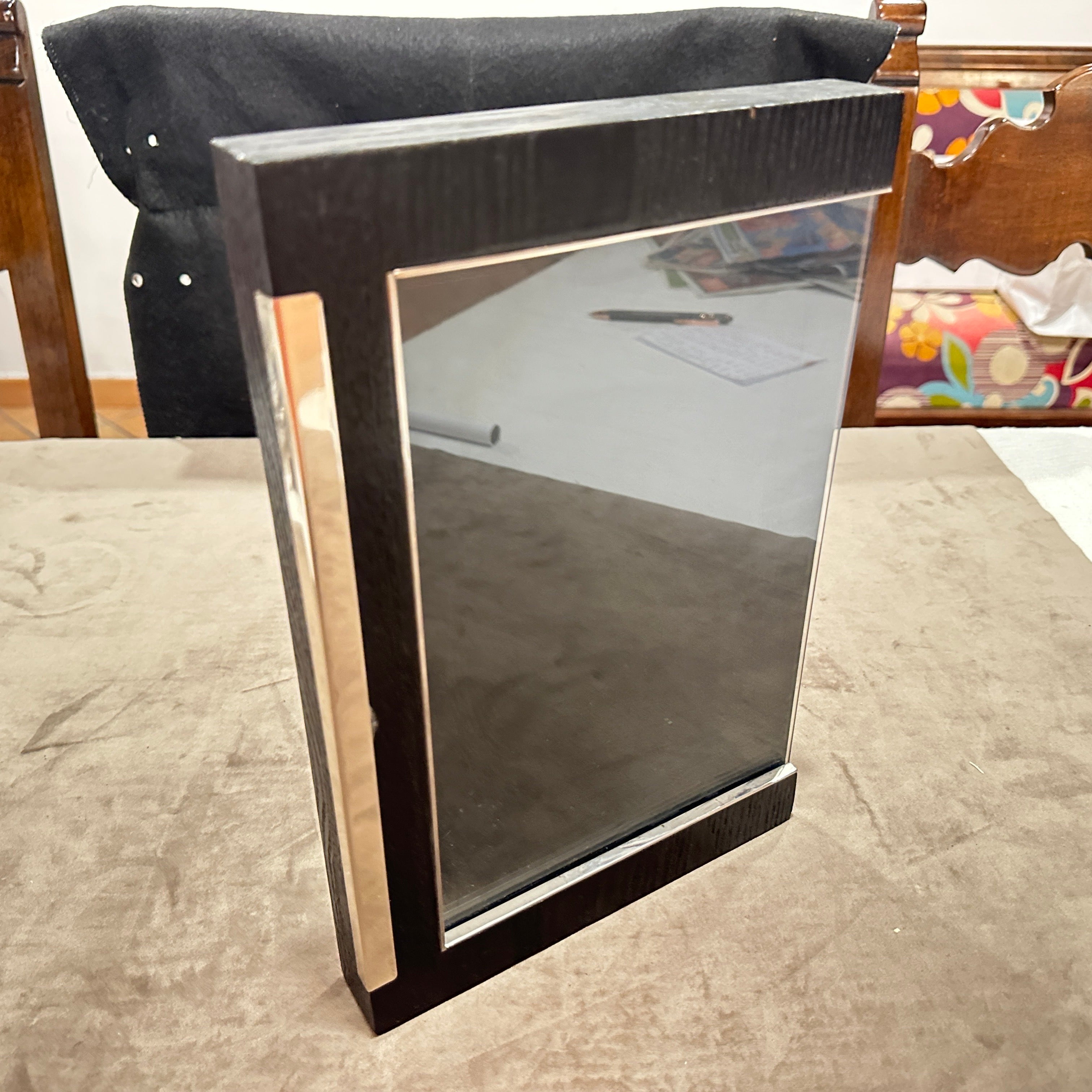 Elegante cornice moderna degli anni '80 in argento sterling e legno ebanizzato di Silvan, Italia
Questa squisita cornice per foto è una testimonianza di sofisticato artigianato italiano, realizzato dall'apprezzato produttore Silvan. Questa cornice