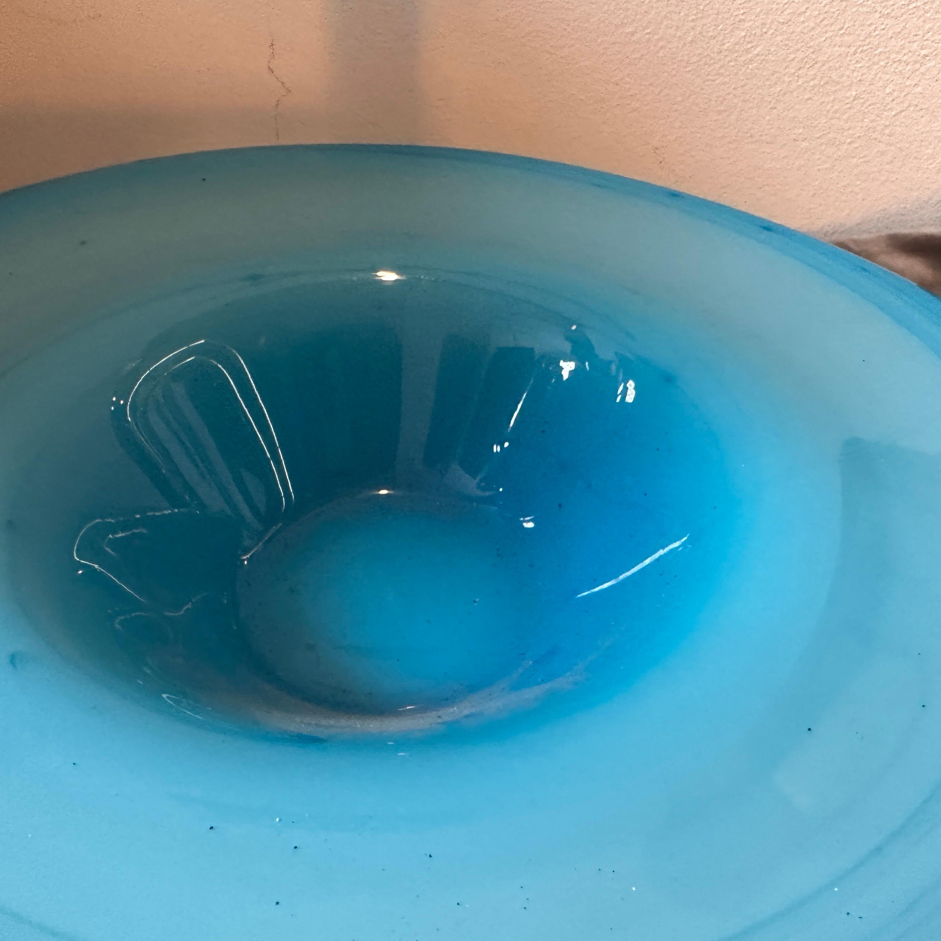 Fait main Centre de table rond en verre de Murano turquoise et blanc des années 1980 en vente