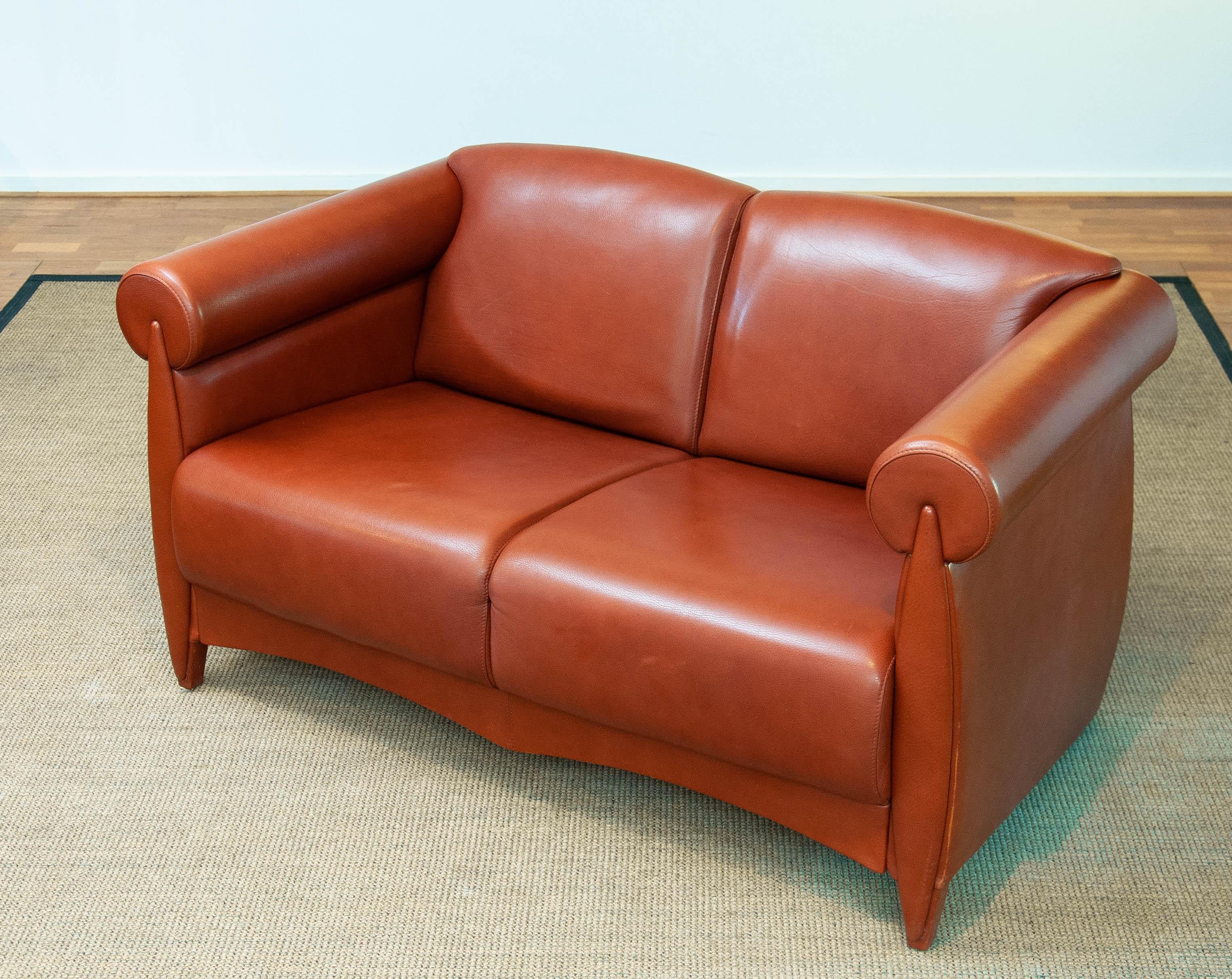 Modernes zweisitziges Sofa aus cognacfarbenem Leder von Klaus Wettergren, Dänemark, 1980er Jahre (Ende des 20. Jahrhunderts) im Angebot