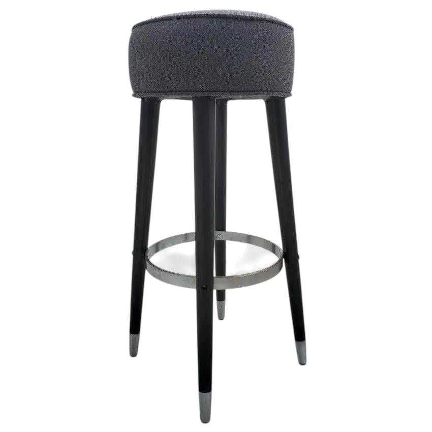 Ensemble de deux tabourets modernes des années 80 en bois, chrome et mohiar Les dimensions sont les suivantes 32 de haut x 13,75 de diamètre