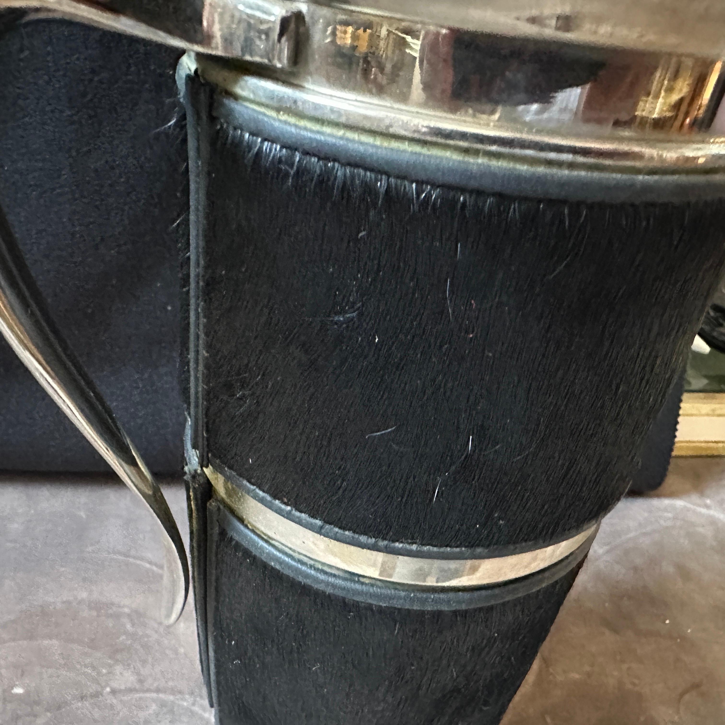 Diese italienische Thermoskanne ist ein elegantes und anspruchsvolles Beispiel für luxuriöses, funktionales Design aus dieser Zeit, das hochwertige Materialien mit modernistischer Ästhetik verbindet.
Der Körper der Karaffe ist mit schwarzem