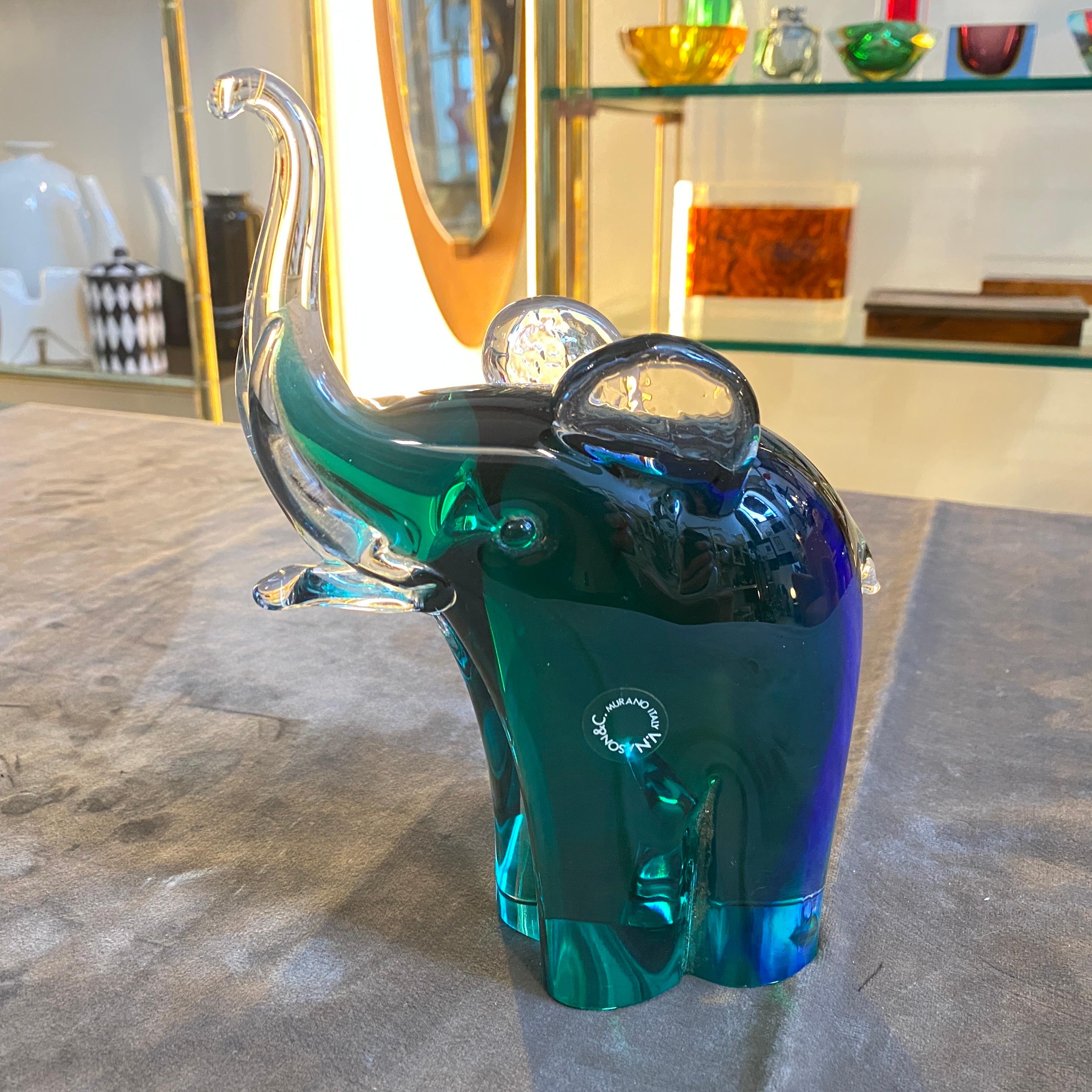 L'éléphant en verre de Murano est étiqueté sur un côté et il est en parfait état. L'éléphant bleu et vert en verre de Murano conçu et fabriqué par Vincenzo Nason est une œuvre d'art étonnante qui illustre le savoir-faire artistique et artisanal du