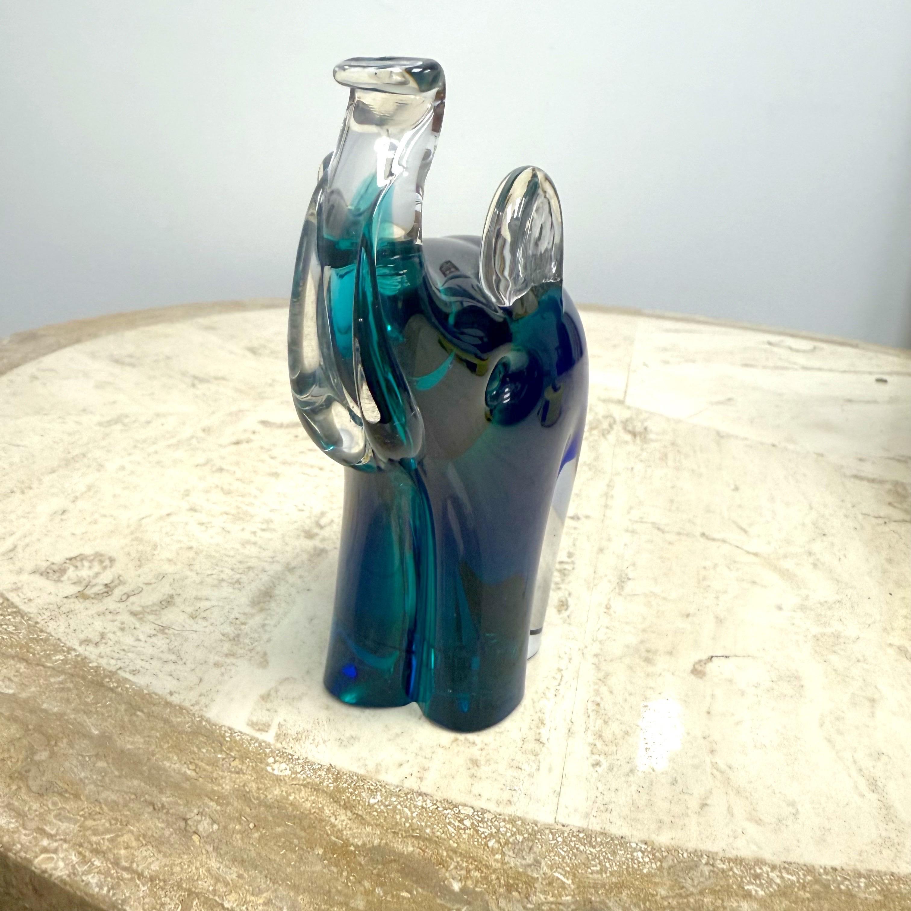Die Murano-Glas-Elefanten ist es auf dem Boden beschriftet und es ist in einwandfreiem Zustand.  Der blaue und grüne Sommerso-Elefant aus Murano-Glas, entworfen und hergestellt von Vincenzo Nason, ist ein atemberaubendes Kunstwerk, das die