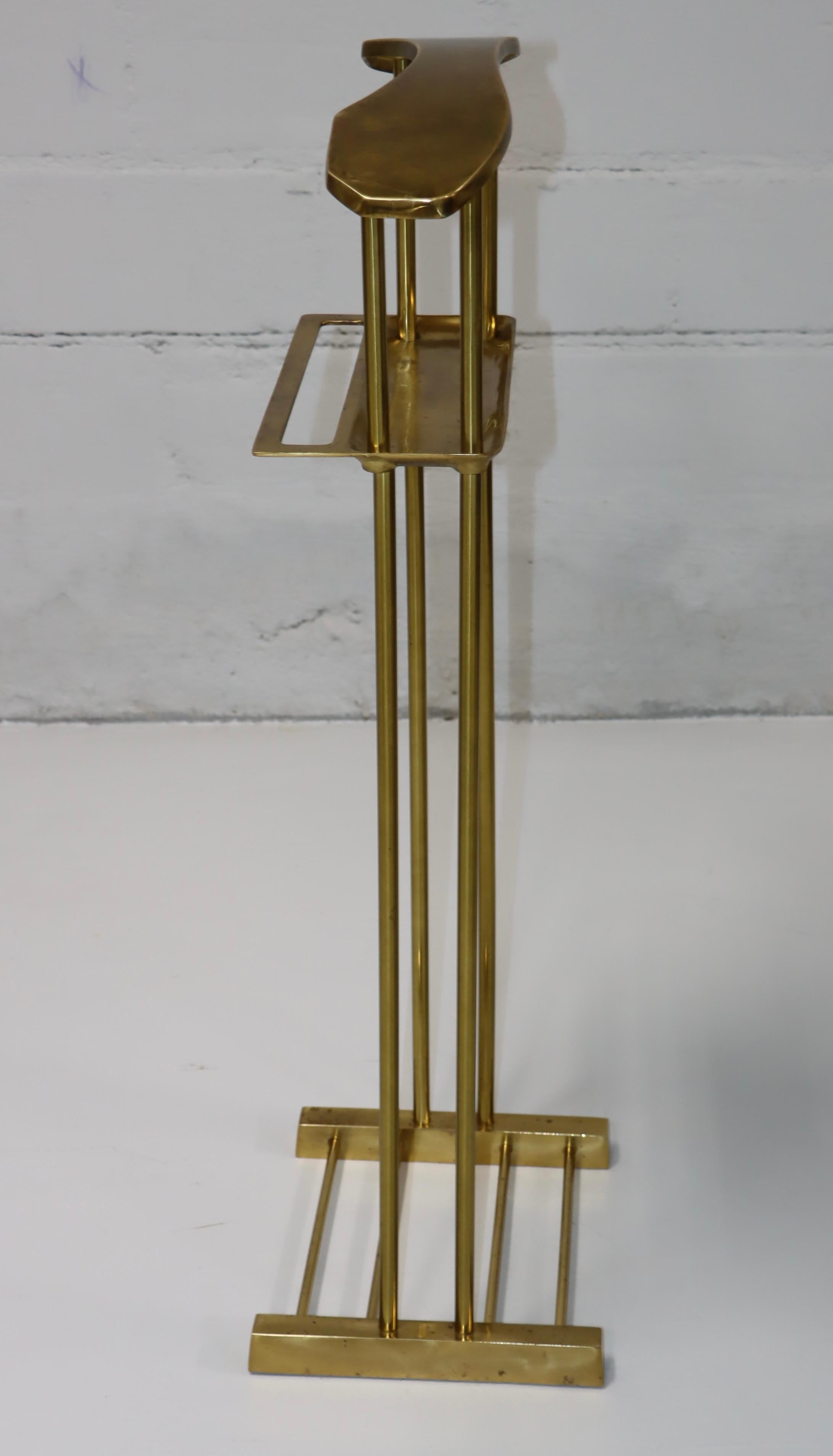 1980's Modernist Brass Valet Stand By Decorative Crafts Inc. In Good Condition For Sale In New York, NY