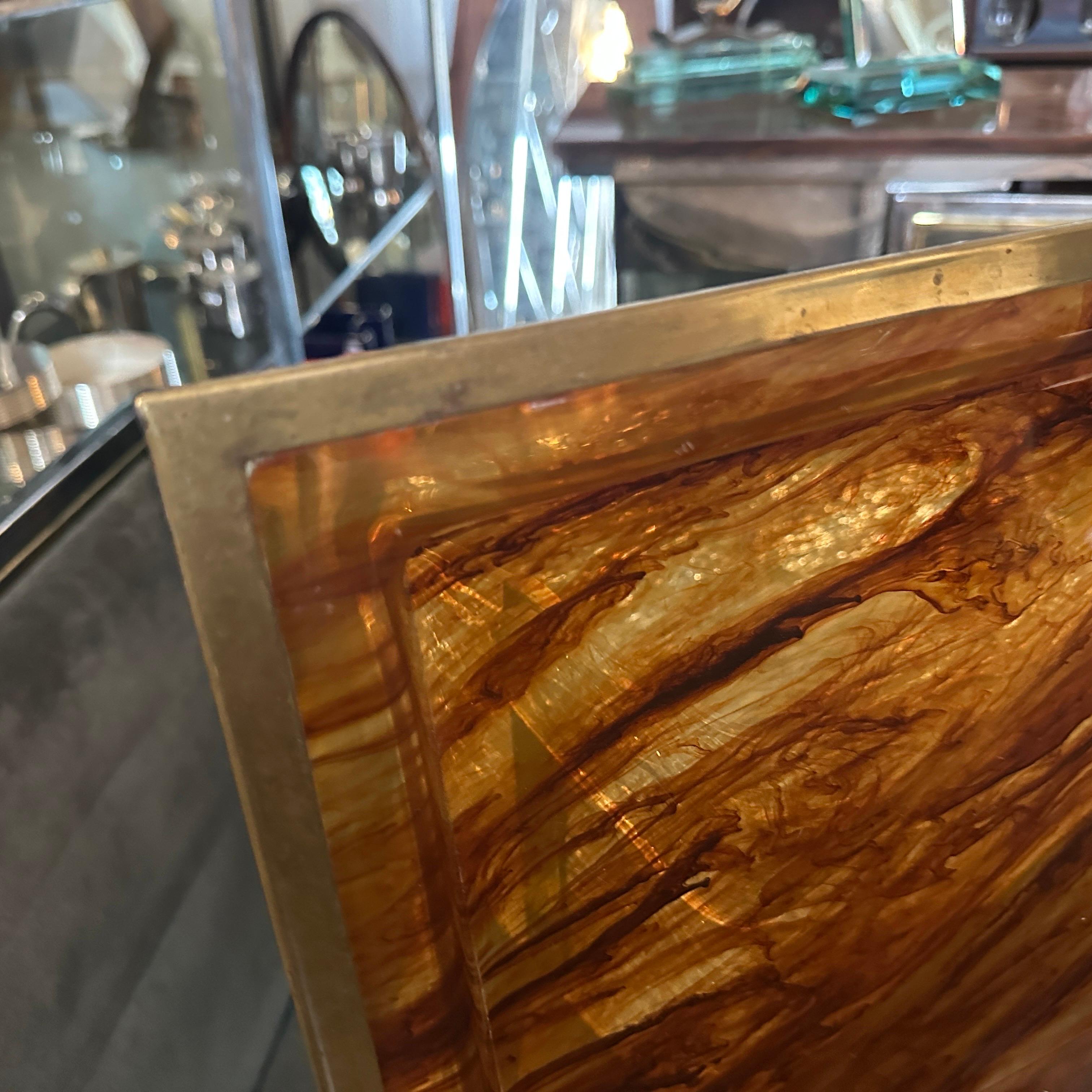 Laiton Plateau italien moderniste en lucite écaille de tortue fausse des années 1980 par Ulderico Cavinato en vente