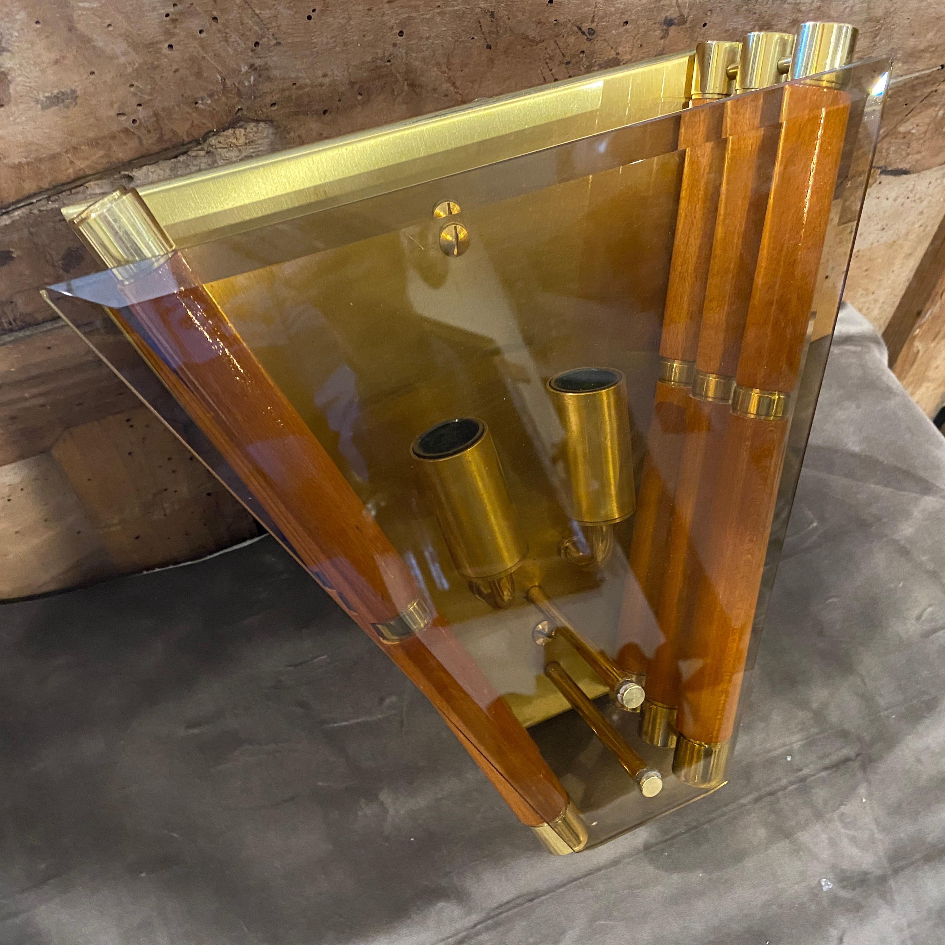 1980s Modernist Glass, Wood and Brass Italian Wall Sconce In Good Condition For Sale In Aci Castello, IT